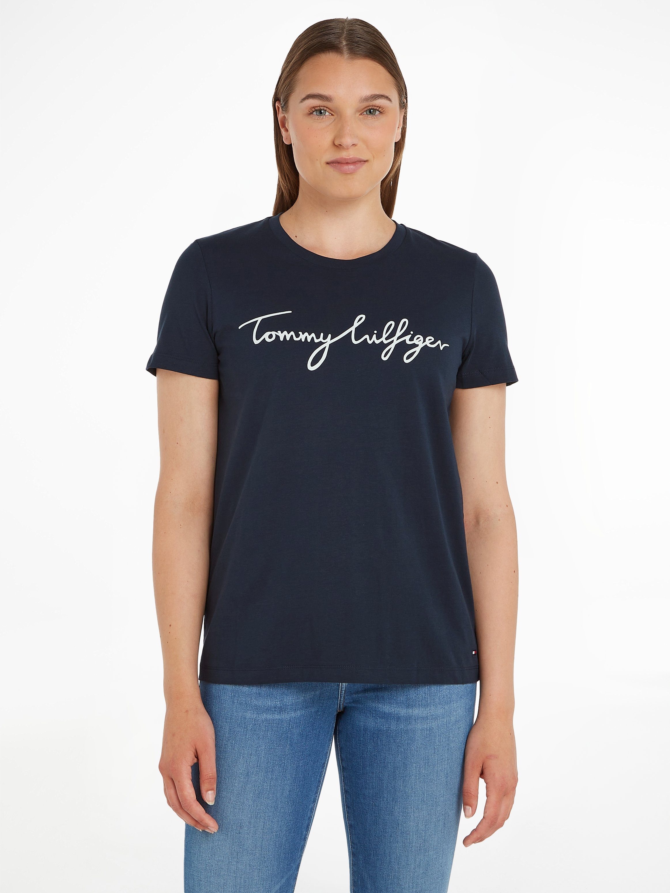 T-Shirt am GRAPHIC HERITAGE Logo-Flag Hilfiger Script Saum Hilfiger & Tommy TEE Tommy CREW mit Logo-Schriftzug NECK