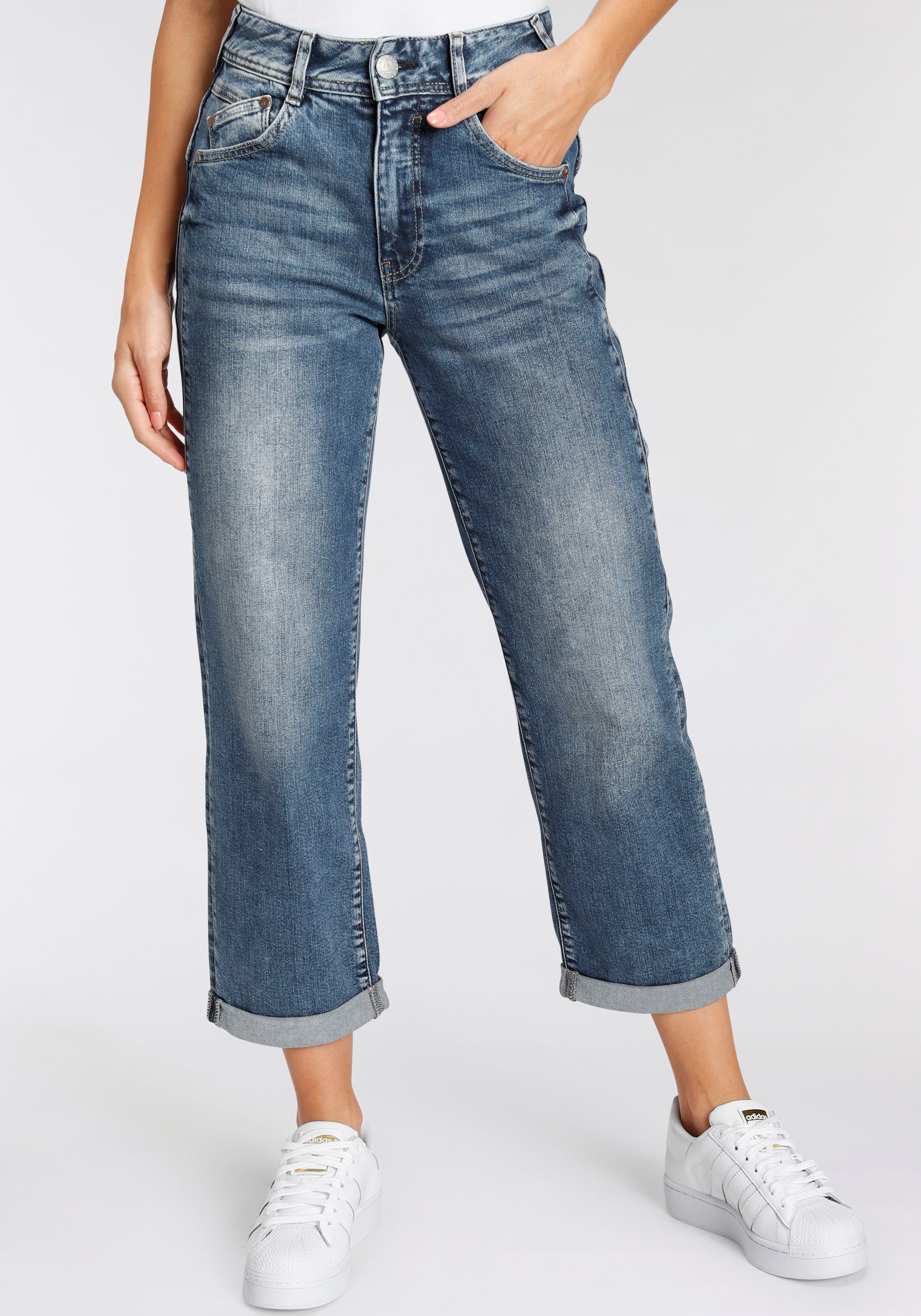 Herrlicher High-waist-Jeans GILA HI TAP Pre-Consumer Recycled Cotton,  Tiefsitzende asymmetrische Gesäßtaschen sorgen für einen leichten  Push-up-Effekt