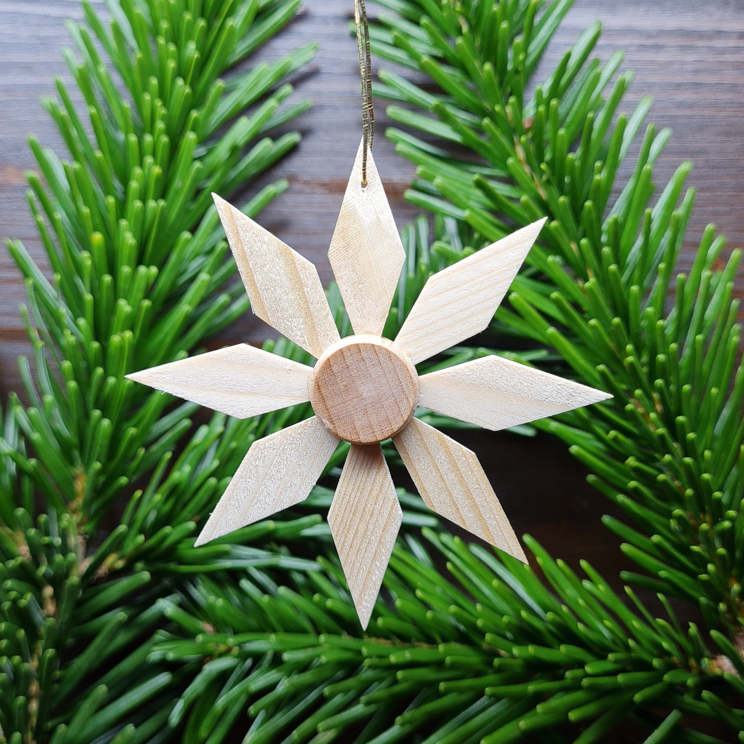 Christbaumschmuck Christbaumschmuck Holzstern mit 8 kleinen Segmenten ø 6,5 cm NEU, Zarte Holzecken aus Kiefernholz