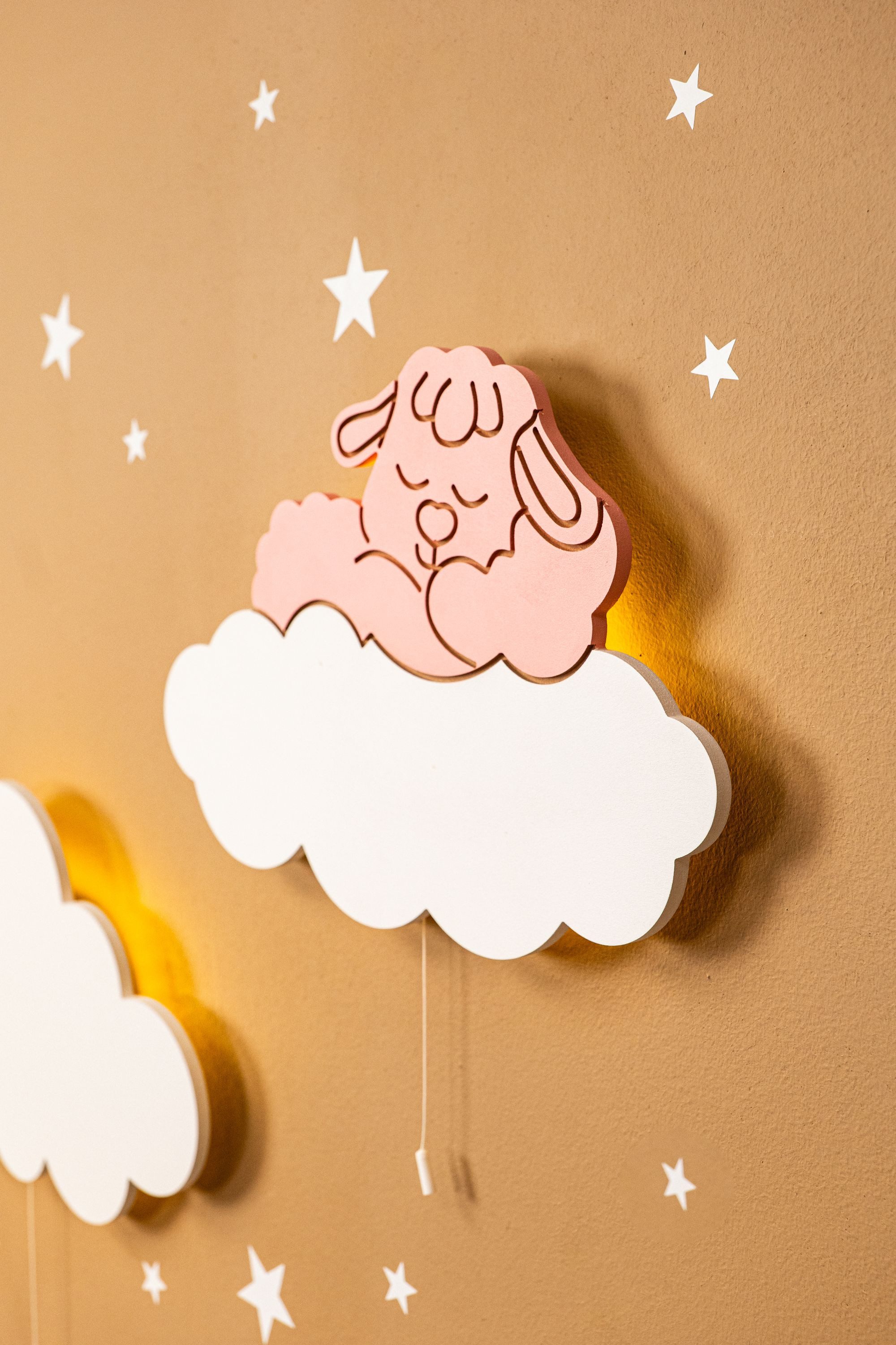 COZYCOLLECTIONS LED Wandleuchte Handbemaltes LED-Wandnachtlicht „Lamm auf der Wolke in Holzoptik, Warmweiß, Montessori: sanftes Licht & eigene Schalter fördern Autonomie