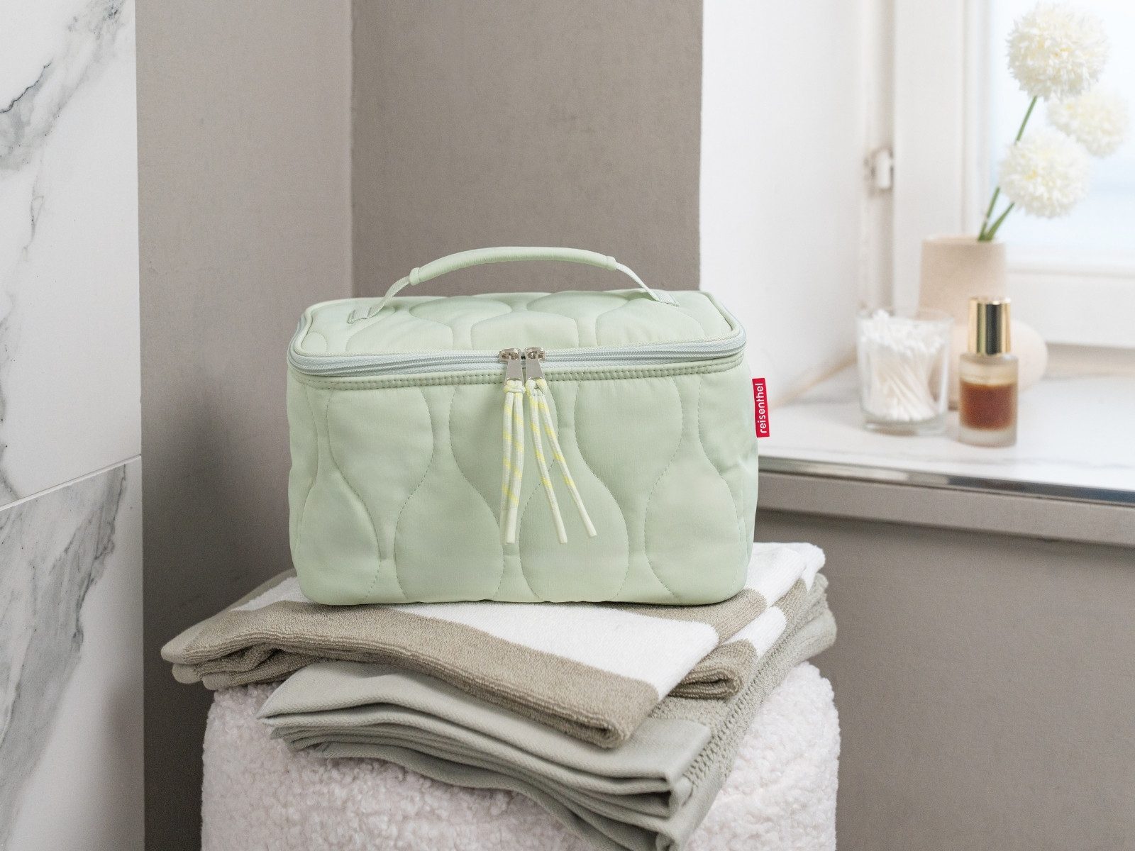 REISENTHEL® Kosmetiktasche cosmetic case puffer iced matcha – Bild 4 von 5