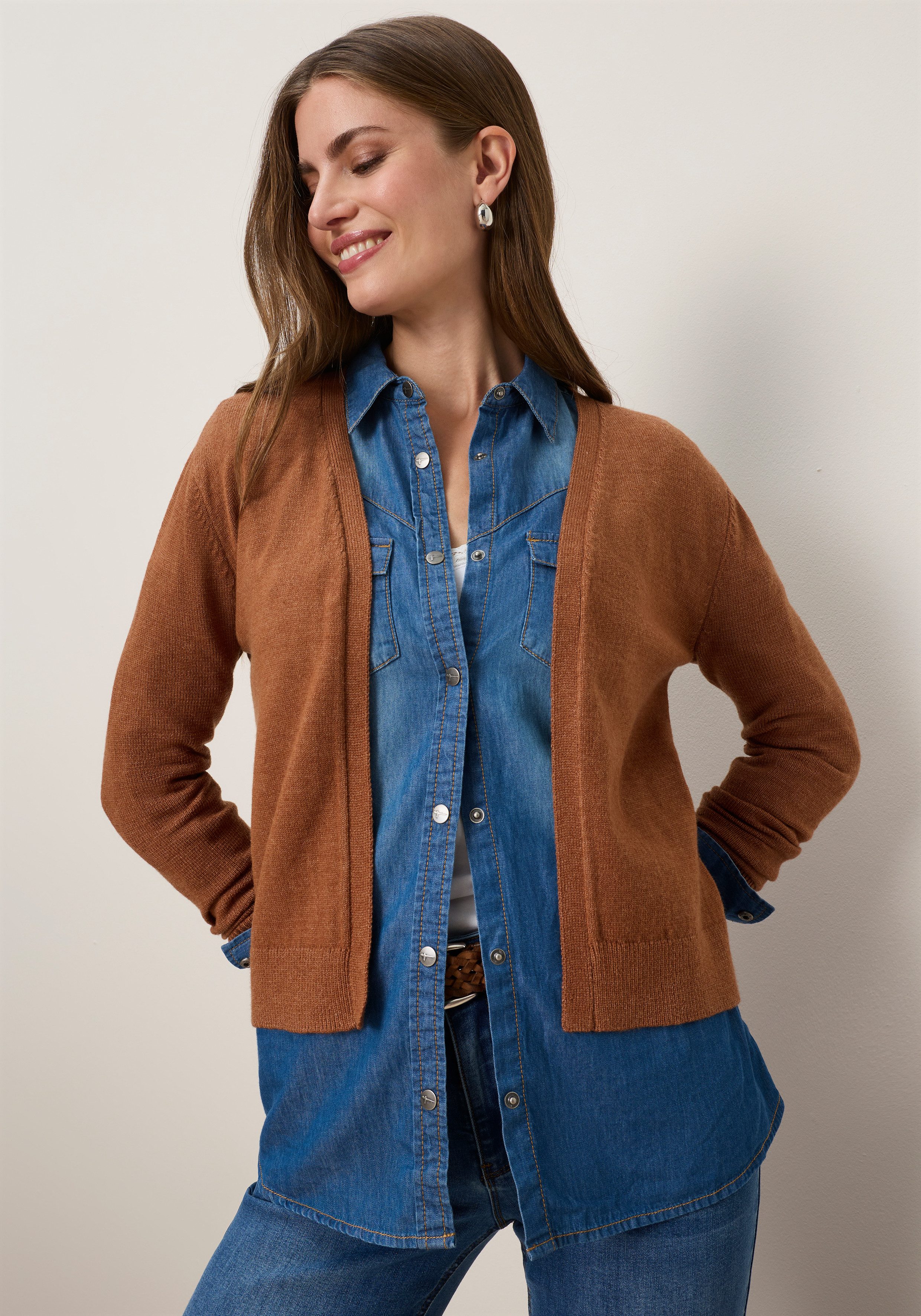 Tamaris Strickjacke kurzer Schnitt, figurumspielende Passform aus weicher Viskosemischung