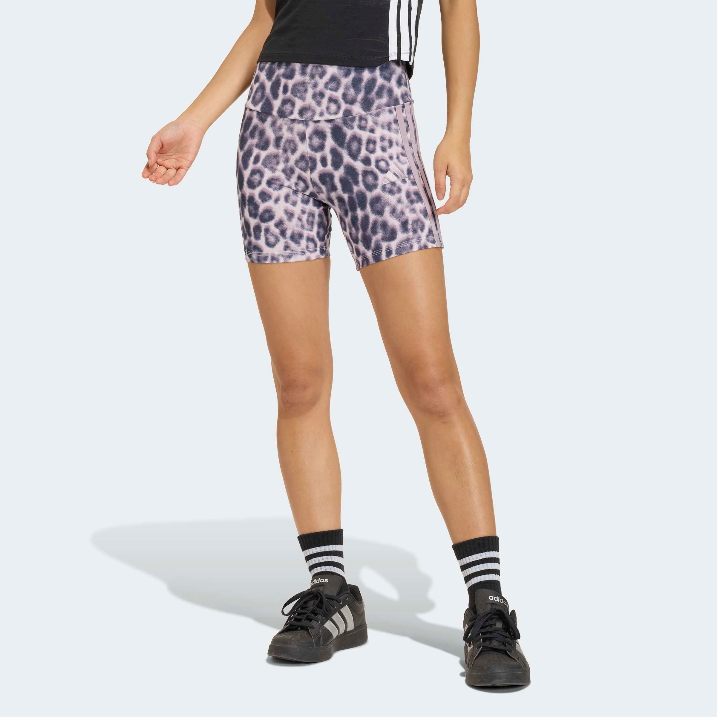 adidas Sportswear Shorts SEASONAL ESSENTIALS BIKER MIT LEOPARDENPRINT UND 3-STREIFEN