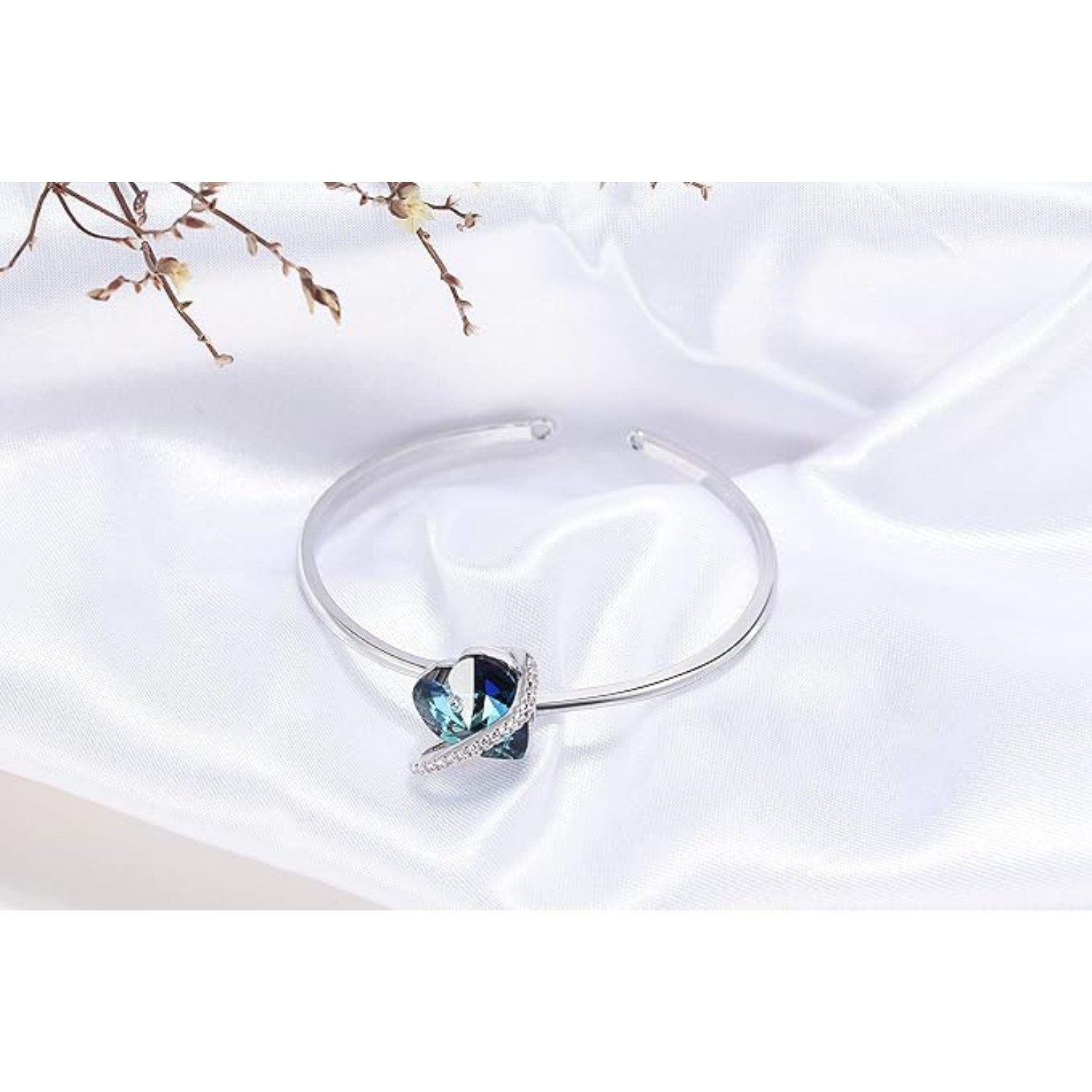 Lisandra Scott Armreif verstellbar mit funkelnden Herz Stein Kristallen - Armband für Damen, Funkelnder Herz-Armreif – verstellbar, edel & ideal als Geschenk