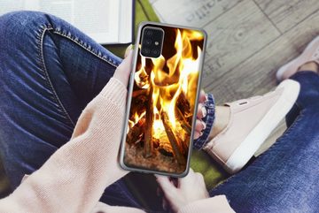 MuchoWow Handyhülle Ein Kamin mit Feuer, Handyhülle Samsung Galaxy A52 5G, Smartphone-Bumper, Print, Handy