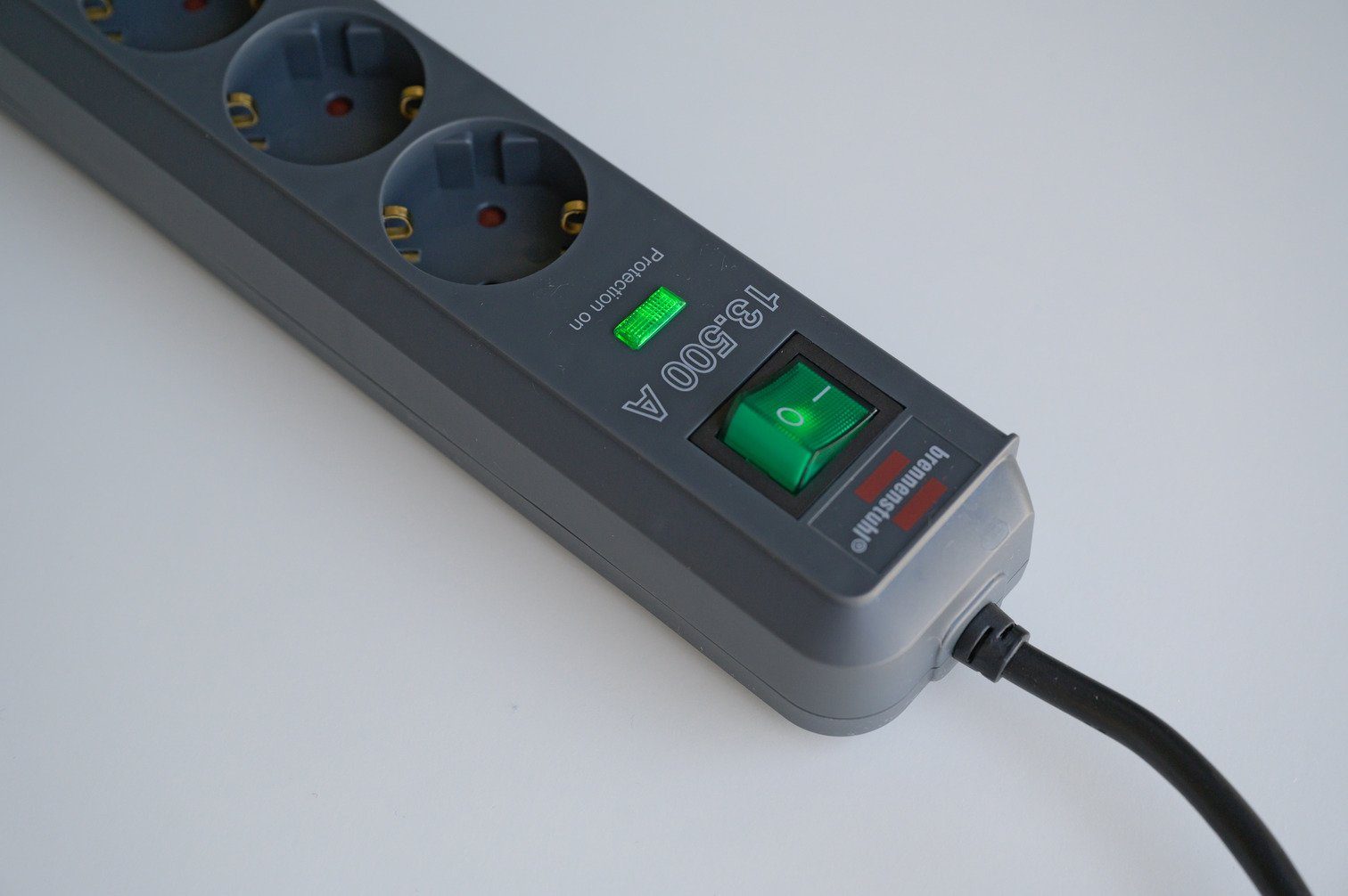 Brennenstuhl Eco-Line Steckdosenleiste 6-fach (Kabellänge 1,5 m), Überspannungsschutz 13.500 A, erhöhter Berührungsschutz und Schalter