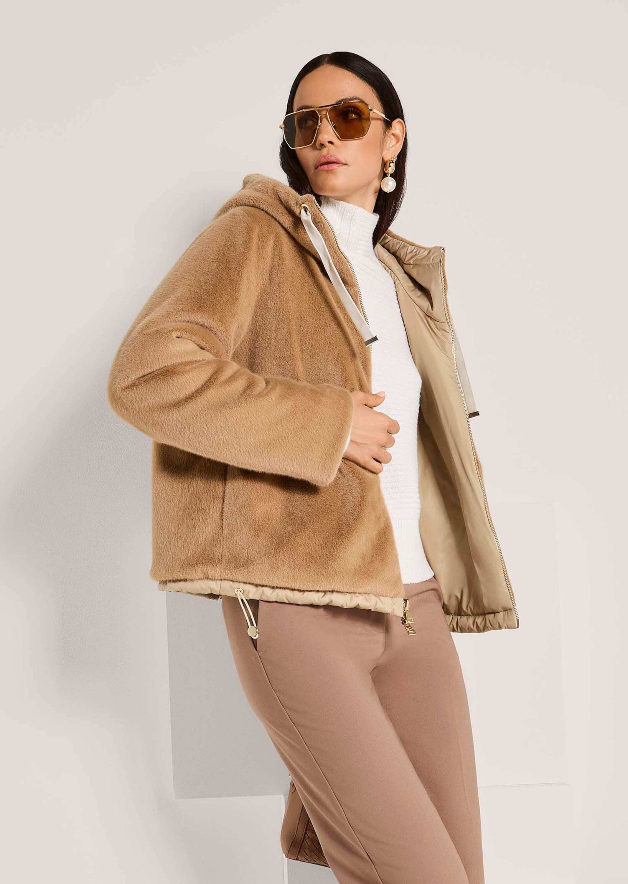 MADELEINE Outdoorjacke Webpelz-Mantel mit doppeltem Look Flauschig und glänzend, mit Kapuze und langen Ärmeln – Bild 3 von 5