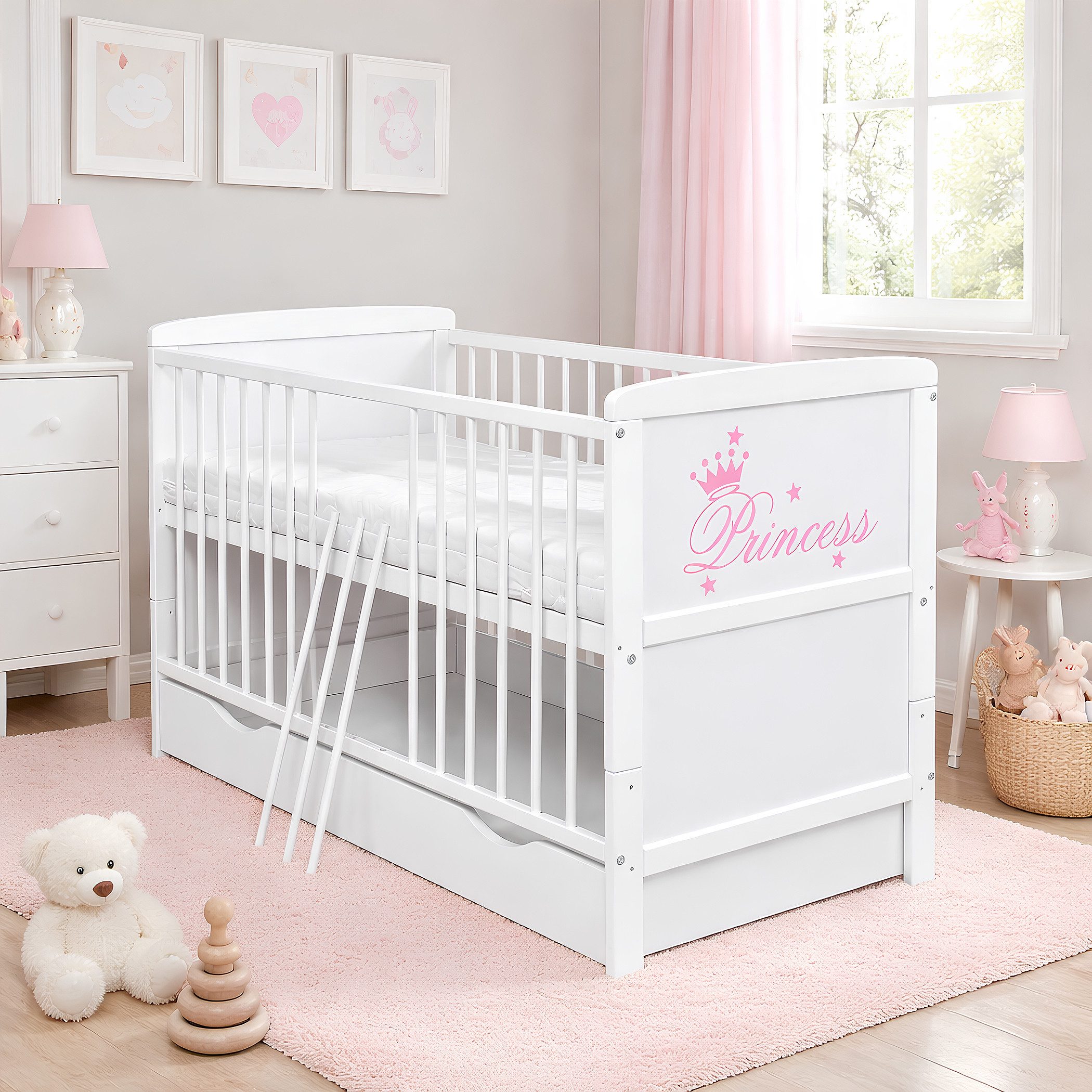 Baby-Delux Babybett Natalie Princess Bettkasten, Kinderbett Gitterbett 140x70 weiß mit Beißschienen Schublade, Matratze