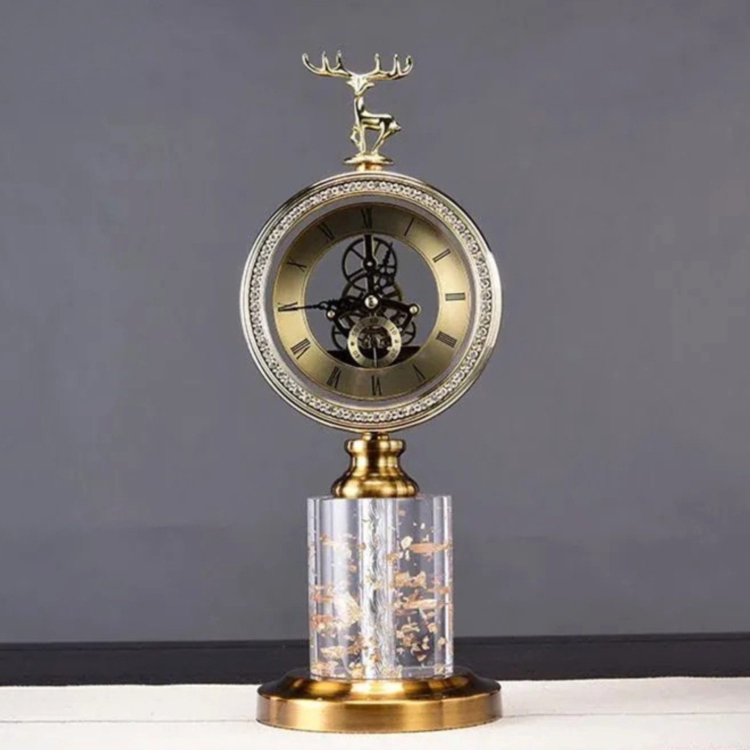 Quality Elegance Dekoobjekt Luxuriöse Goldene Hirschkopf-Tischuhr mit Marmorsockel (2 St)