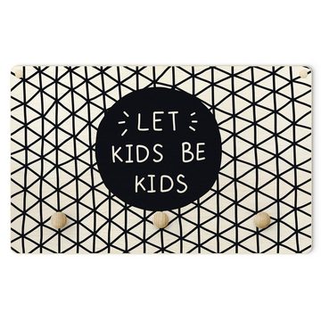 Bilderdepot24 Garderobenpaneel schwarz weiss Illustration Spruch Let Kids Be Kids mit Gitter (Kindergarderobe Holz Kleiderhaken für die Wand inkl. Montagematerial), moderne Wand Garderobenleiste Flur - kleine Hakenleiste Kinderzimmer