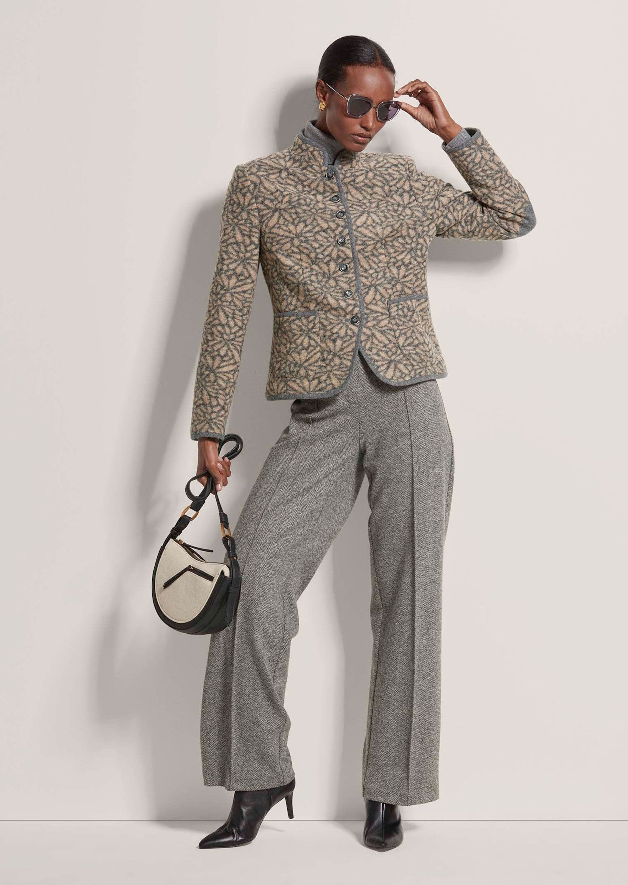 MADELEINE Kurzblazer Verkürzter Wollblazer mit Stehkragen, Taschen Sportiver Blazer mit Hornknöpfen und Stehkragen