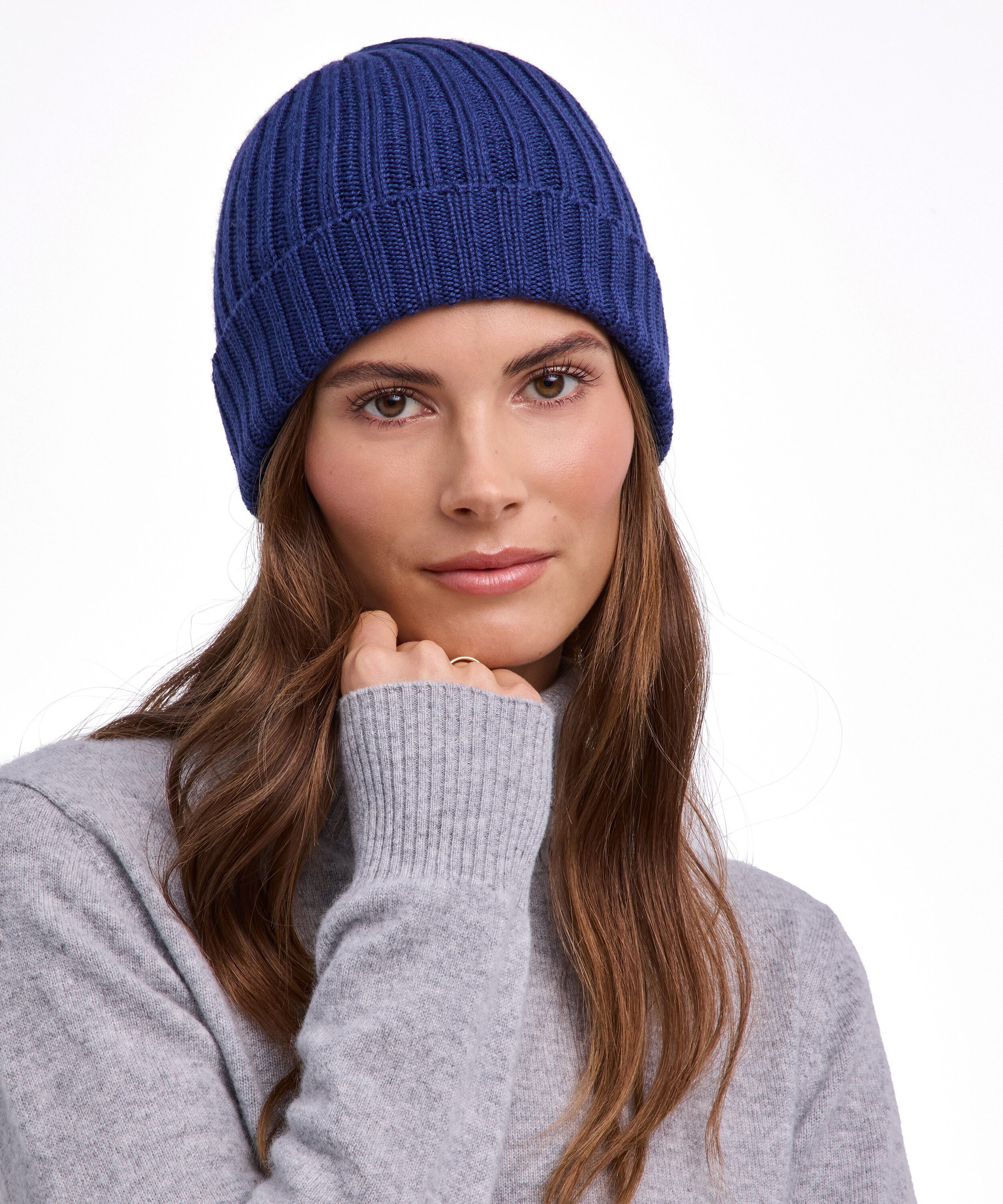 FALKE Strickmütze Mütze aus reiner, extrafeiner Merinowolle (1-St) aus reiner, extrafeiner Merinowolle