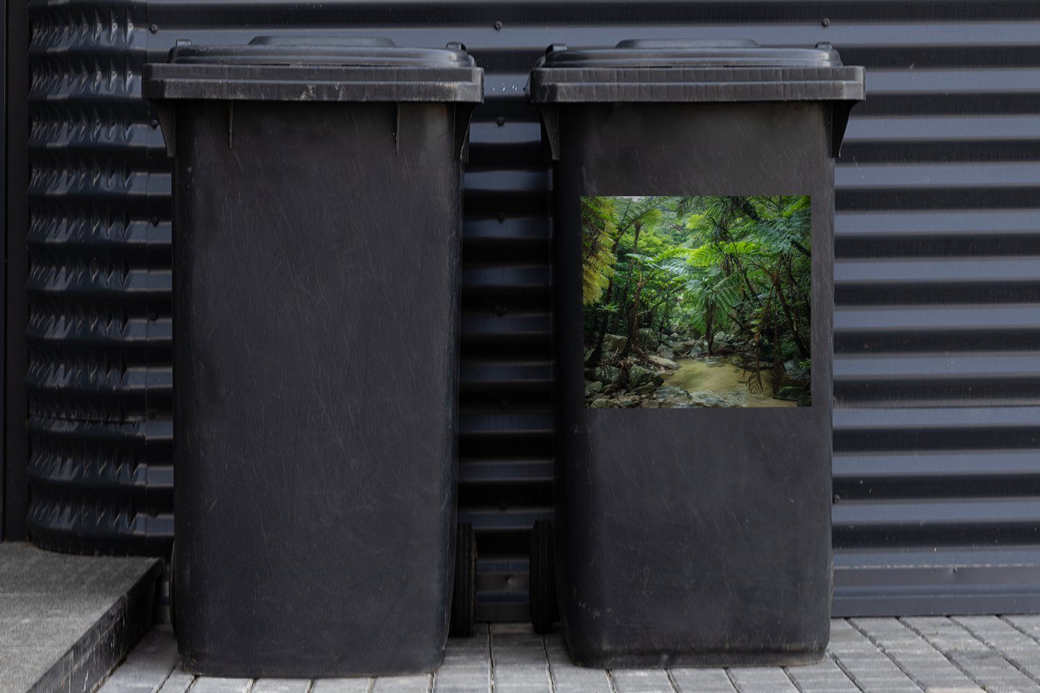 (1 St), Abfalbehälter Mülleimer-aufkleber, Container, MuchoWow Sticker, im tropischen Fluss Wandsticker Mülltonne, Dschungel