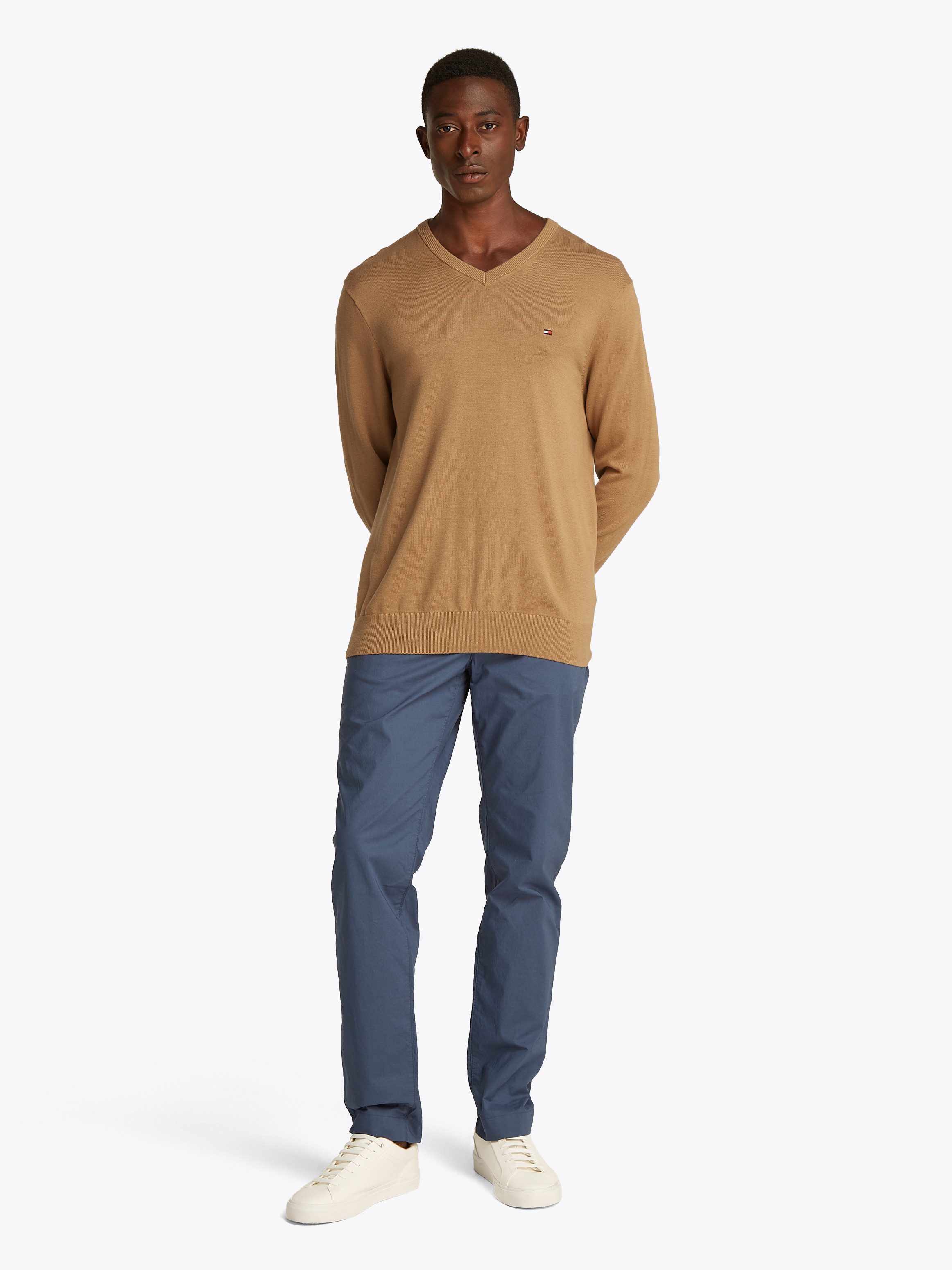 Tommy Hilfiger Strickpullover ESSENTIAL COTTON V NECK mit V-Ausschnitt und Stickerei unifarben, casual, regular fit, Baumwolle, V-Ausschnitt