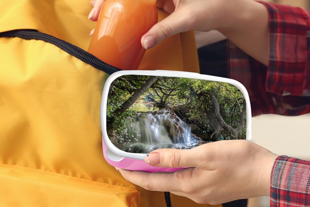 MuchoWow Lunchbox Ein Wasserfall zwischen Kunststoff den im Erwachsene, Brotdose Kunststoff, (2-tlg), Mädchen, in, Kinder, rosa Brotbox Snackbox, für Krka-Nationalpark Baumstämmen