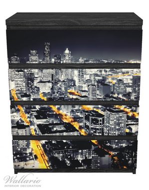 Wallario Möbelfolie Großstadt bei Nacht - Seattle in schwarz weiß gelb