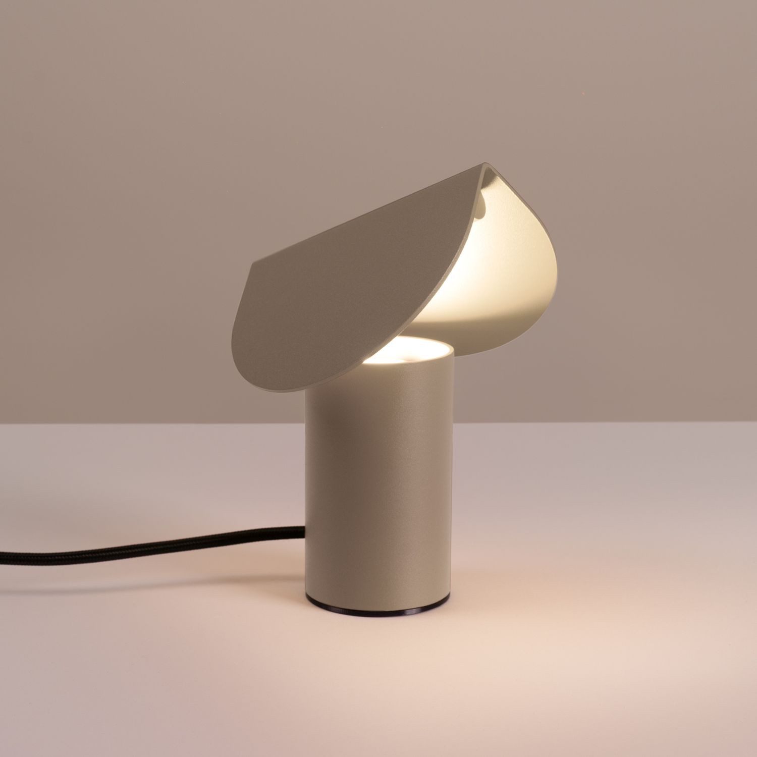 Licht-Erlebnisse Nachttischlampe GERAU, LED fest integriert, Warmweiß, LED Aluminium 15 cm hoch Taupe 3000 K 755 lm Modern