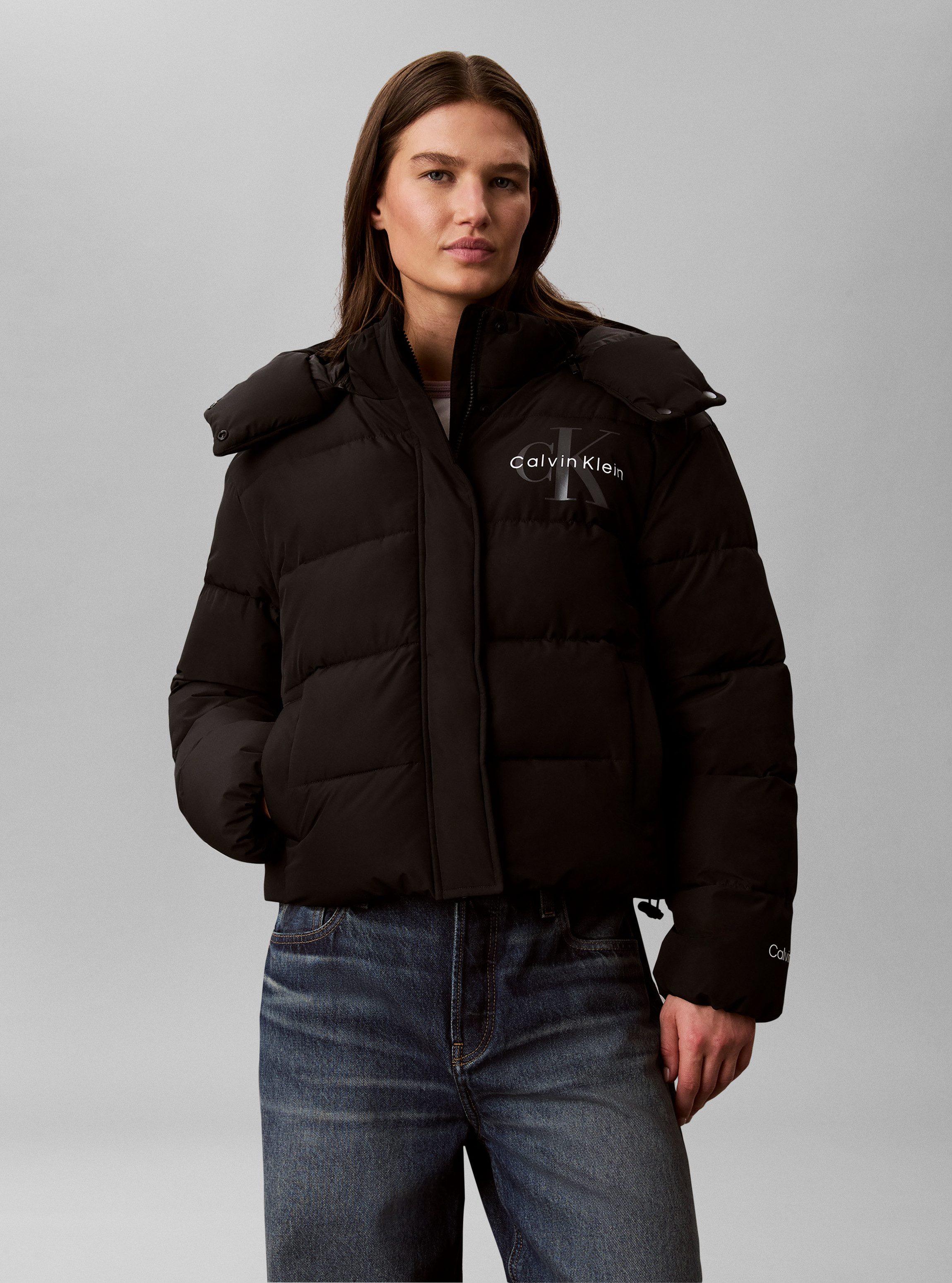Calvin Klein Jeans Steppjacke MATTE MONOLOGO SHORT PUFFER Mit Kapuze, Logoschriftzug