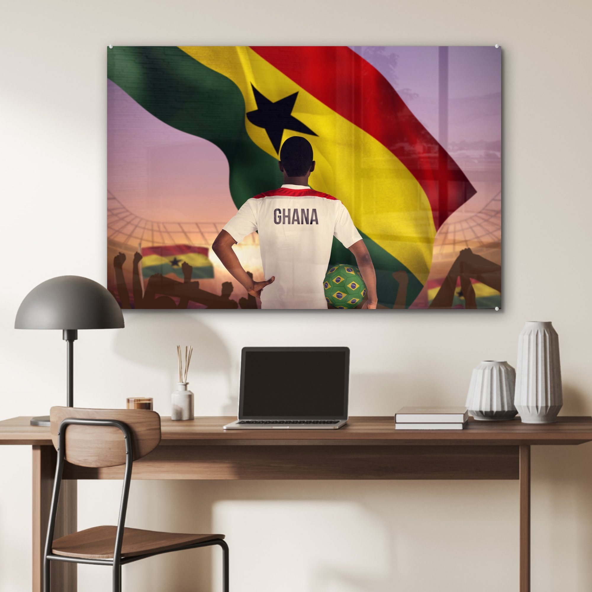 MuchoWow Acrylglasbilder vor Fußballer steht Wohnzimmer & (1 Acrylglasbild Flagge, St), der ghanaischen Schlafzimmer