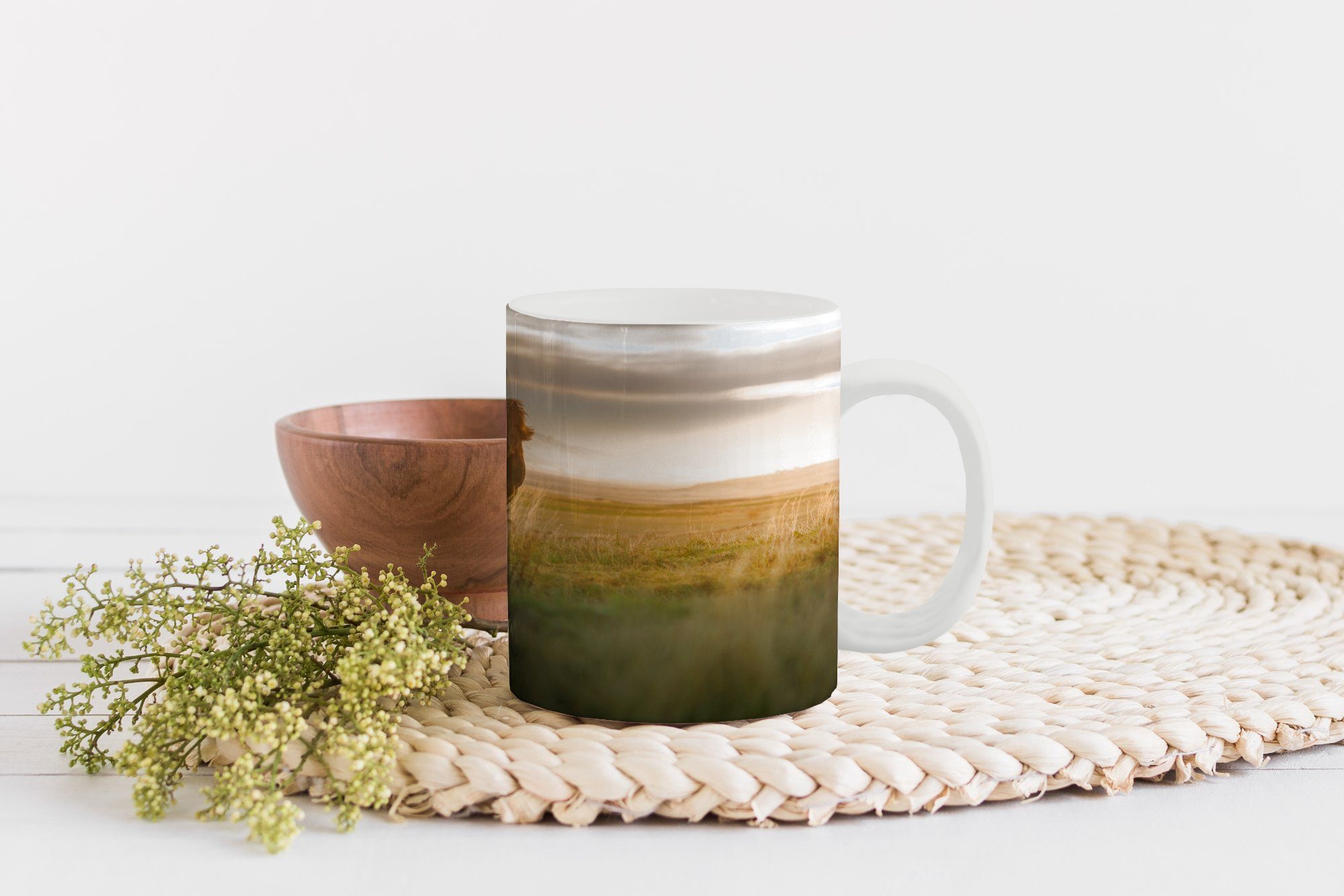 Teetasse, Wiese Sonnenuntergang, Kaffeetassen, Isländerpferde grünen einer Teetasse, Geschenk Becher, MuchoWow auf bei Keramik, Tasse