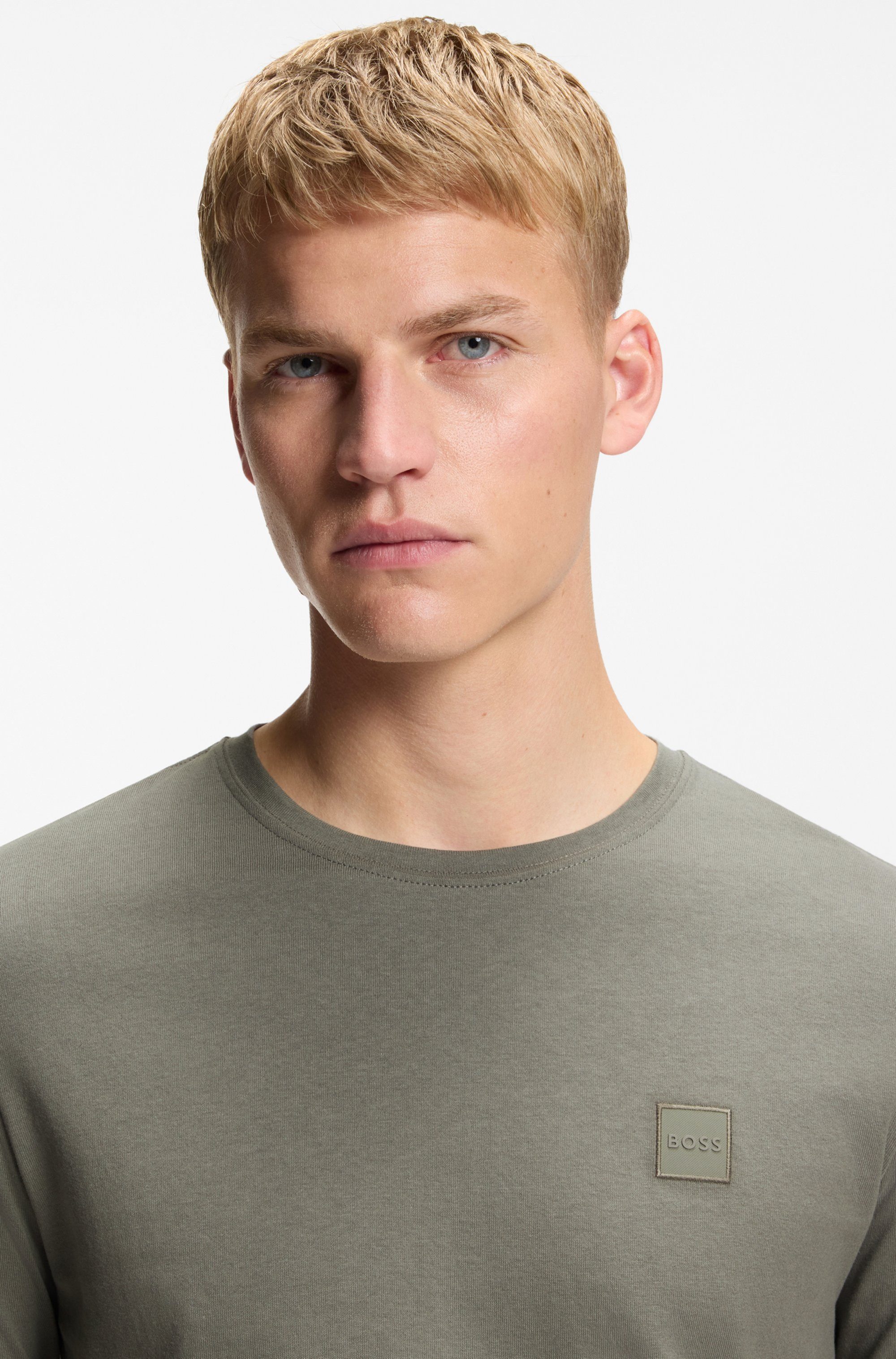 BOSS ORANGE Langarmshirt Tacks mit Markenlogo auf der Brust