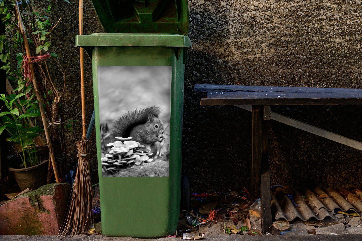 MuchoWow Wandsticker Eichhörnchen mit einer Abfalbehälter (1 Herbst und Mülleimer-aufkleber, Eichel schwarz - weiß Container, Sticker, im St), Mülltonne