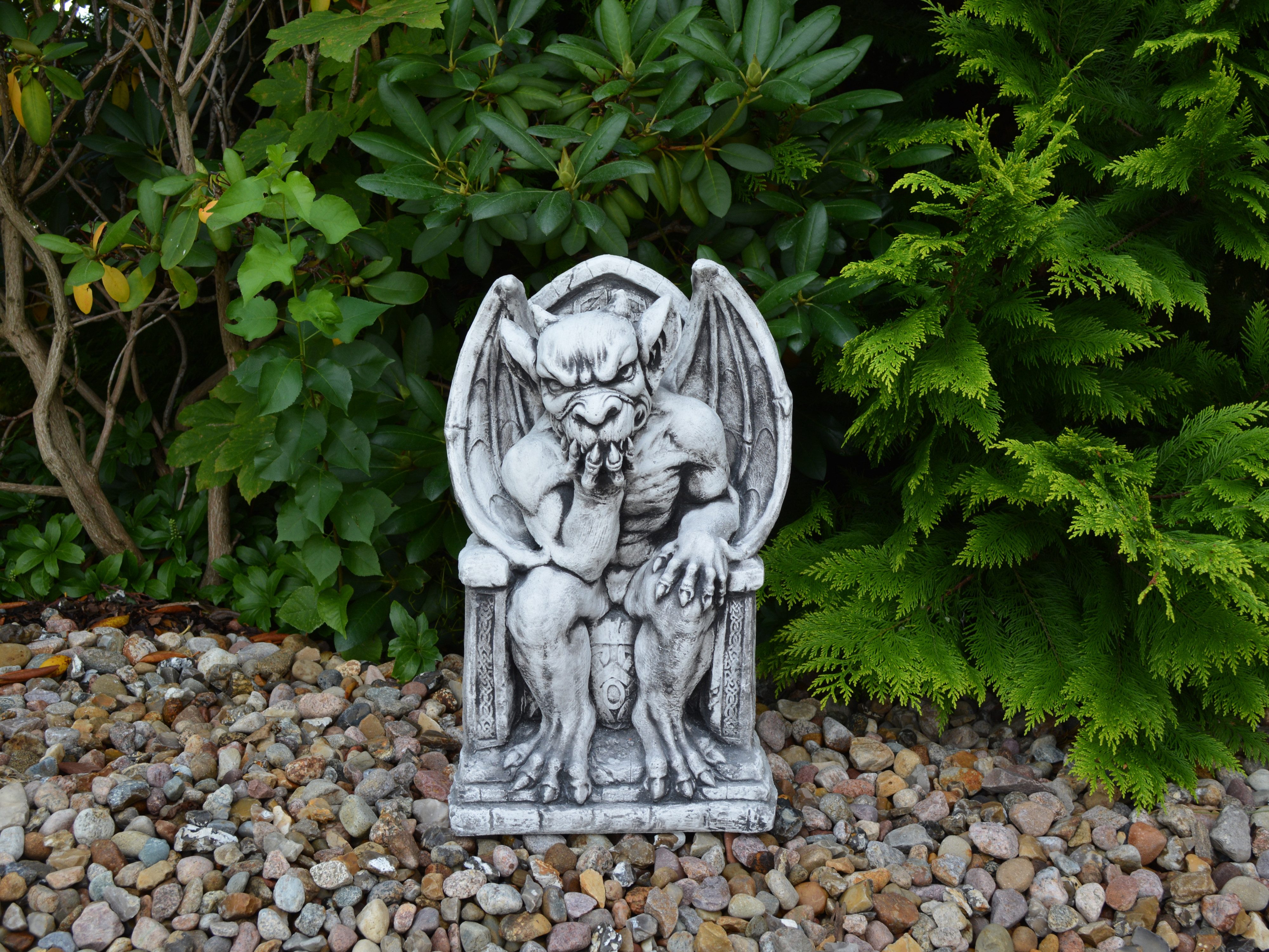 gartendekoparadies.de Gartenfigur Gargoyle auf Thron Steinfigur 47 cm Steinguss 32 kg, Frostsicher
