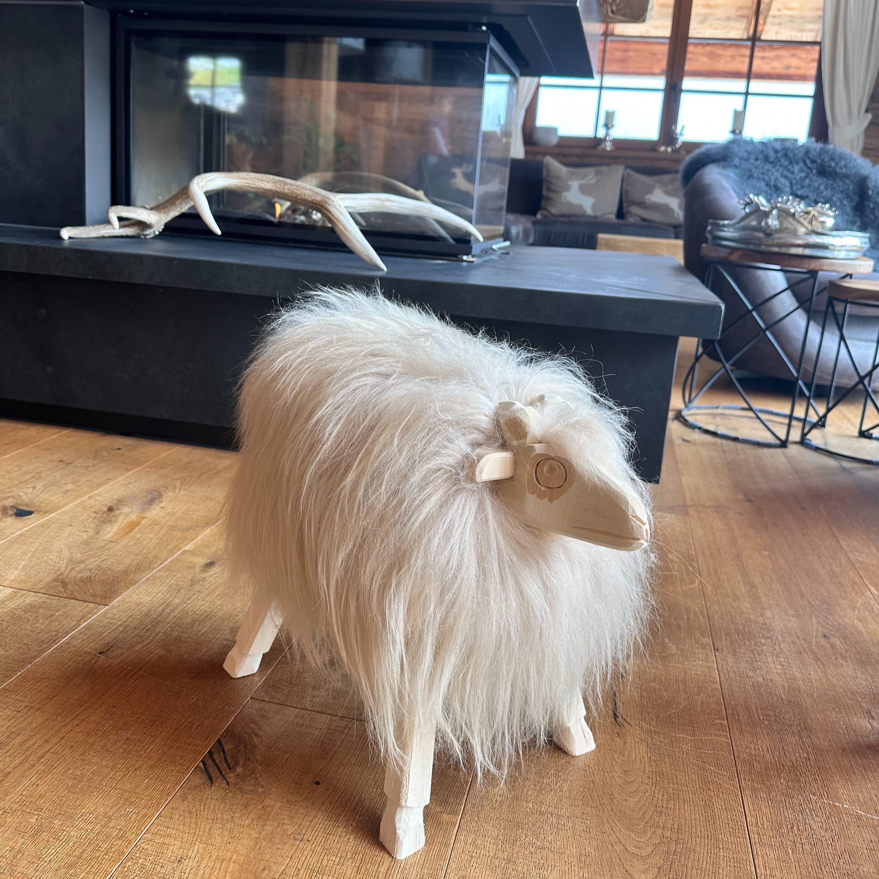 LIRA Deko Dekoobjekt Schafhocker Tierhocker-Kieferholz 100% Islandschaffell handgeschnitzt (verschiedene Farben und Größen), Perfekt für jeden Anlass, auch geeignet für Hütten&Chalets