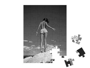 puzzleYOU Puzzle Sexy Frau in Jeans-Shorts am Strand, 48 Puzzleteile, puzzleYOU-Kollektionen Erotik