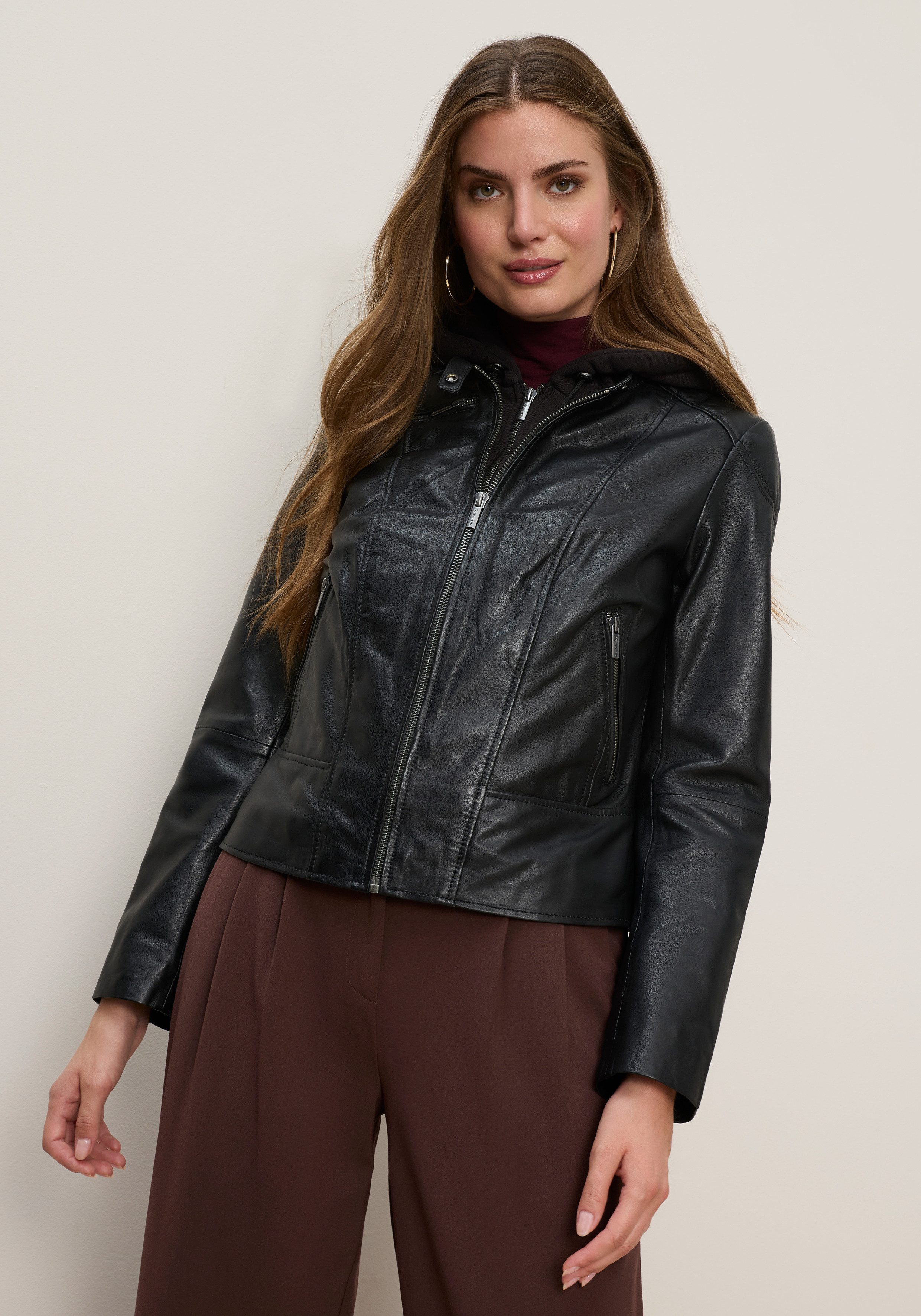 Tamaris Lederjacke aus Lammleder, mit abnehmbarer Kapuze, sehr figurbetonte Passform. € 229,00, (€ 229,00 pro 1 Stk).