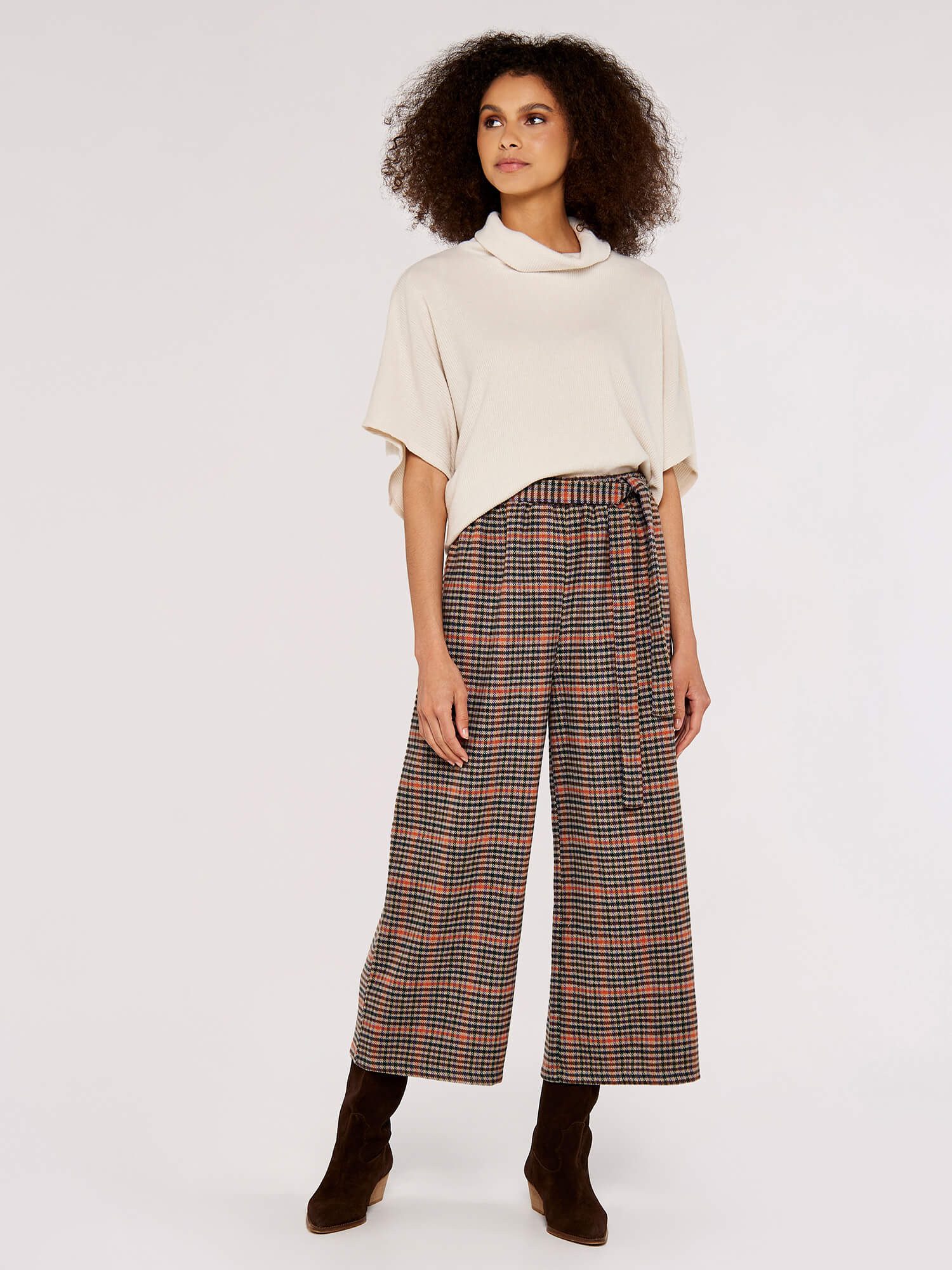 Apricot Cape in Rippstrick mit Rollkragen