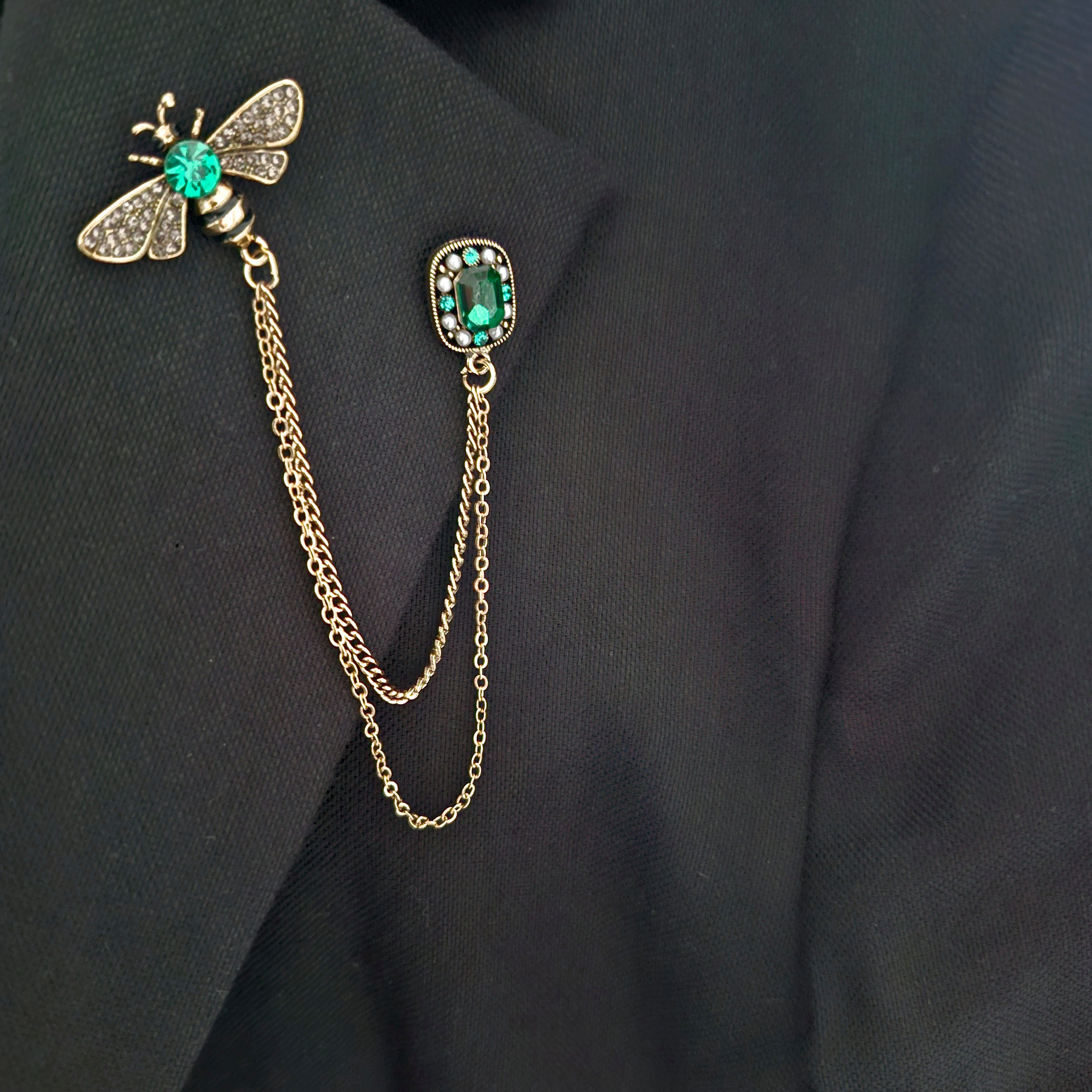 meytrade Brosche Pin Anstecknadel, Doppelbrosche, Biene mit Kette grün gold (1-tlg), Bienen Pin mit glänzenden Steinchen und Perlen für besondere Anlässe