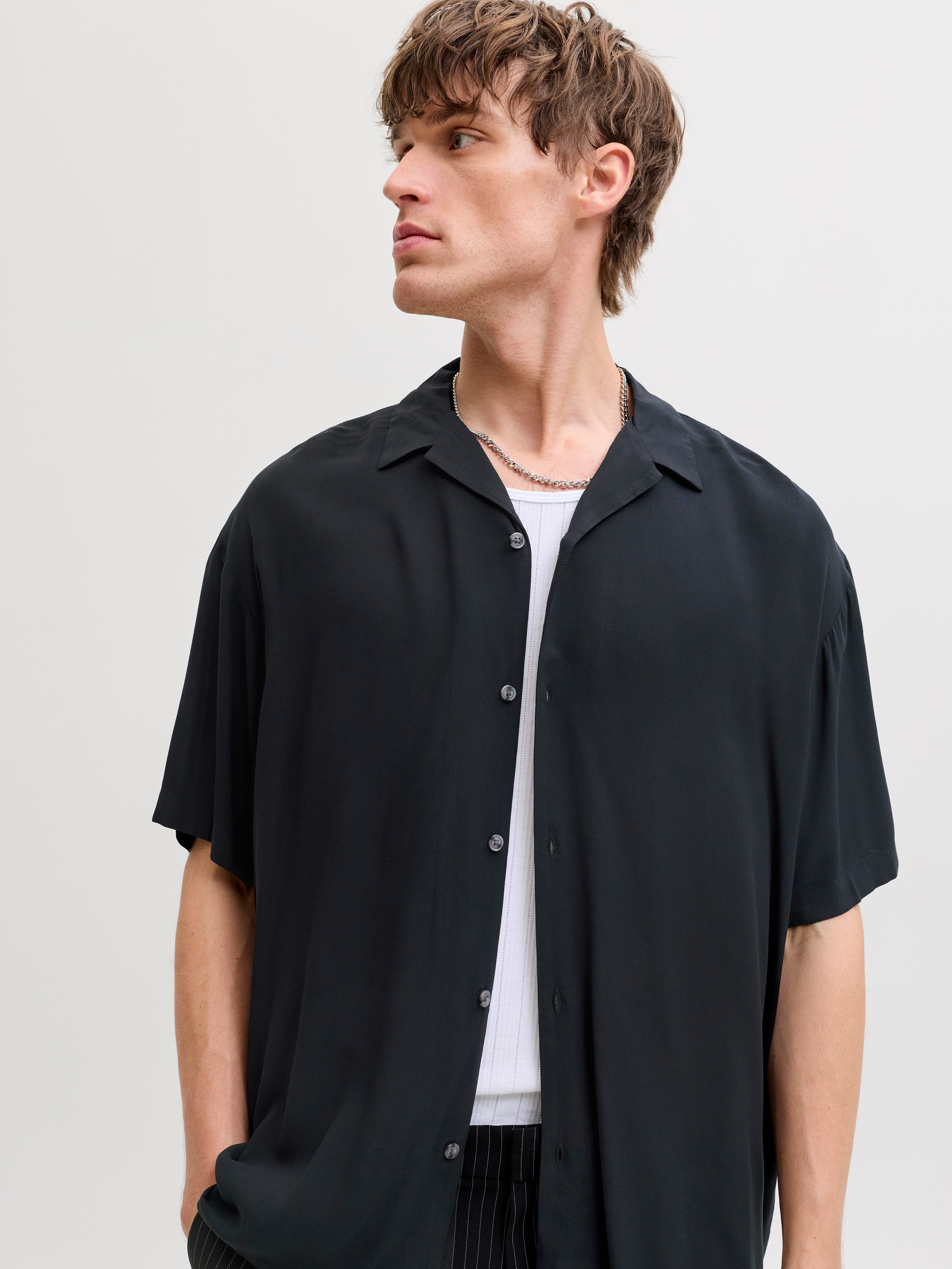 Jack & Jones Kurzarmhemd JJEJEFF RESORT SOLID SHIRT SS SN Viskose, loose fit