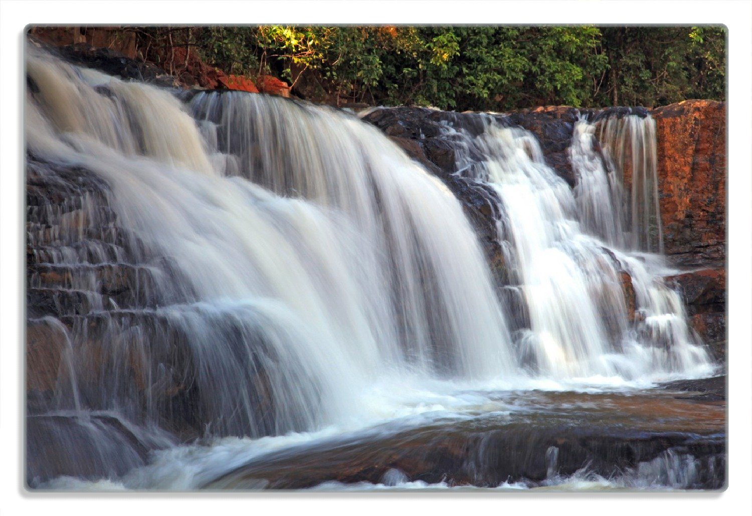 Wallario Frühstücksbrett Wasserfall im thailändischen Regenwald, (inkl. rutschfester Gummifüße 4mm, 1-St), 20x30cm