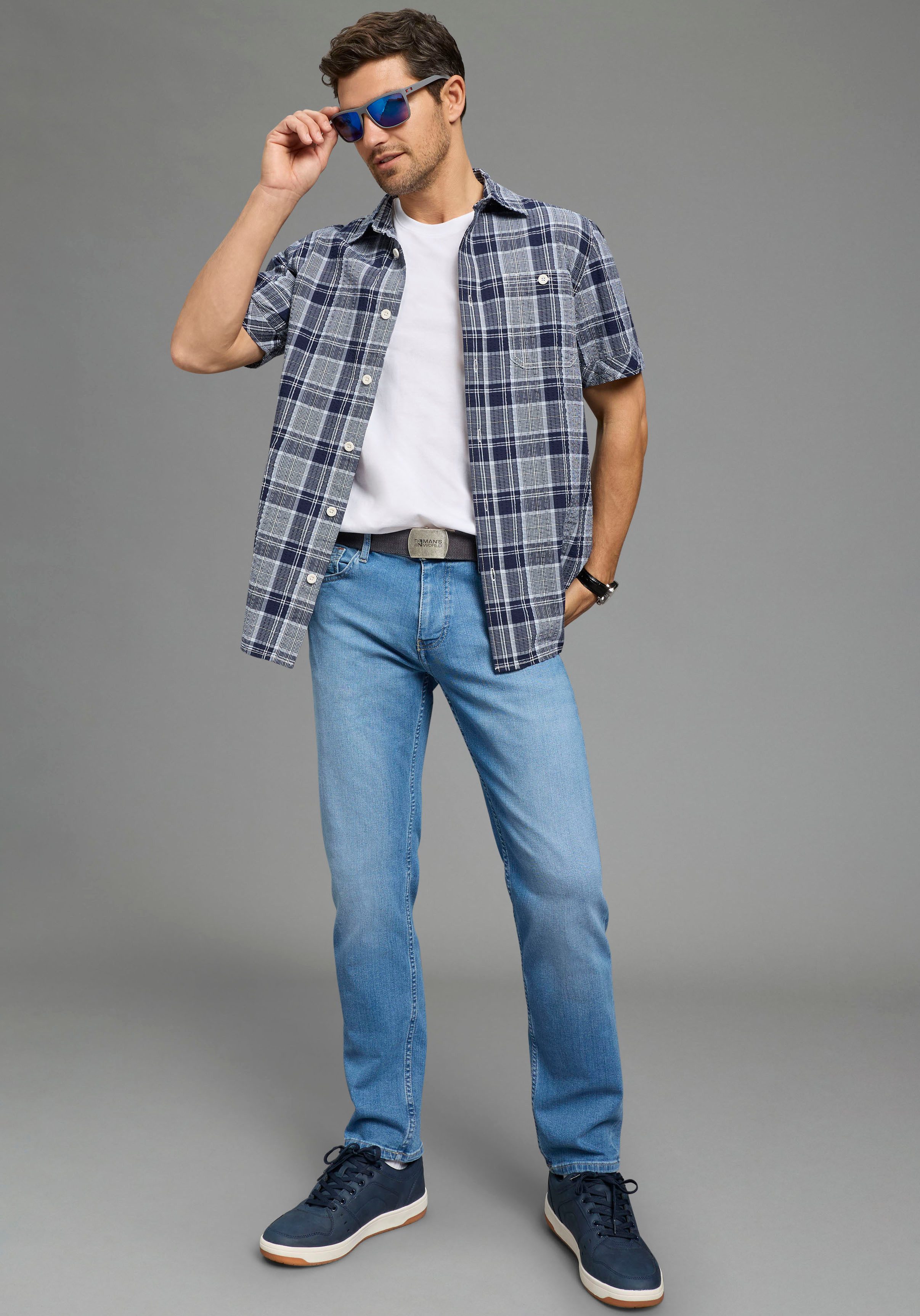 Man's World Sonnenbrille sportlich-modischer Stil, trapezförmige Vollrandfassung. € 22,99, (€ 22,99 pro 1 Stk).