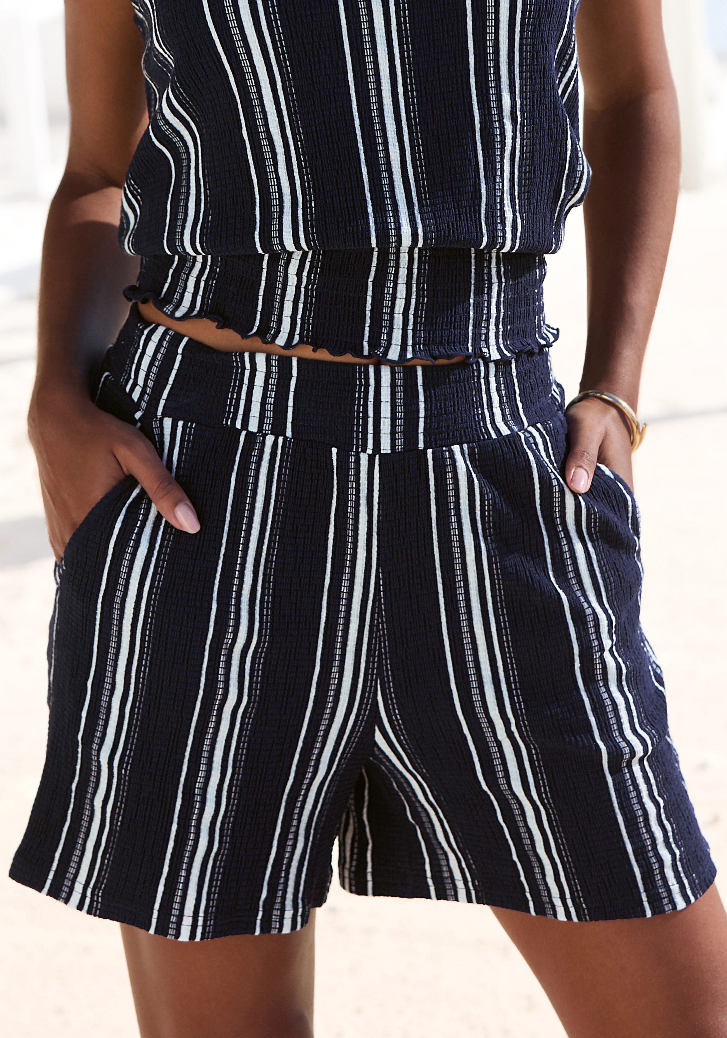 LASCANA Shorts aus luftiger Crepeware strukturierte Ware, sommerlicher Shorts mit Streifen, Sommerhose