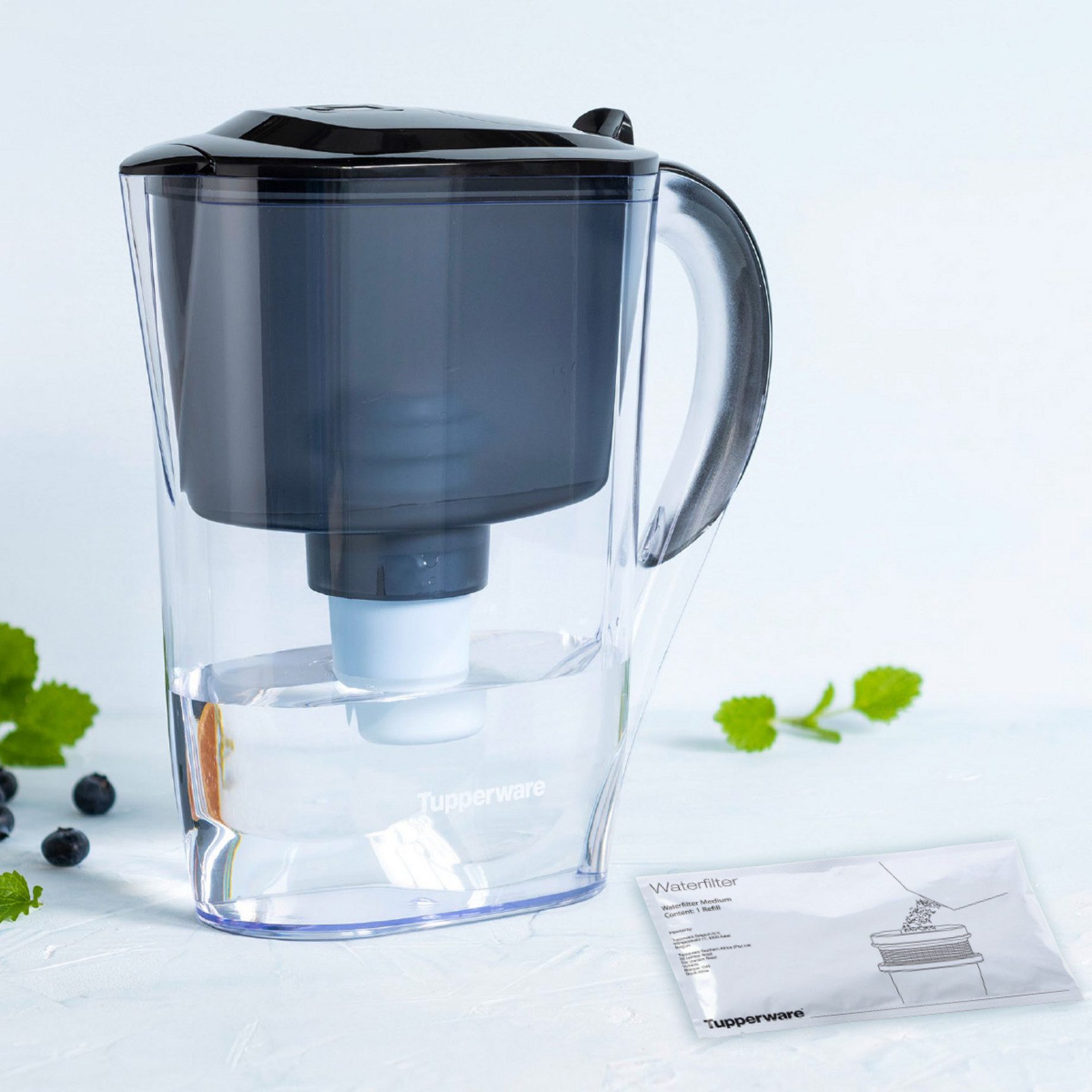 TUPPERWARE Trinkflasche Tupperware Pure & Serve Wasserfilter-Kanne 2,6 L schwarz mit Granulat