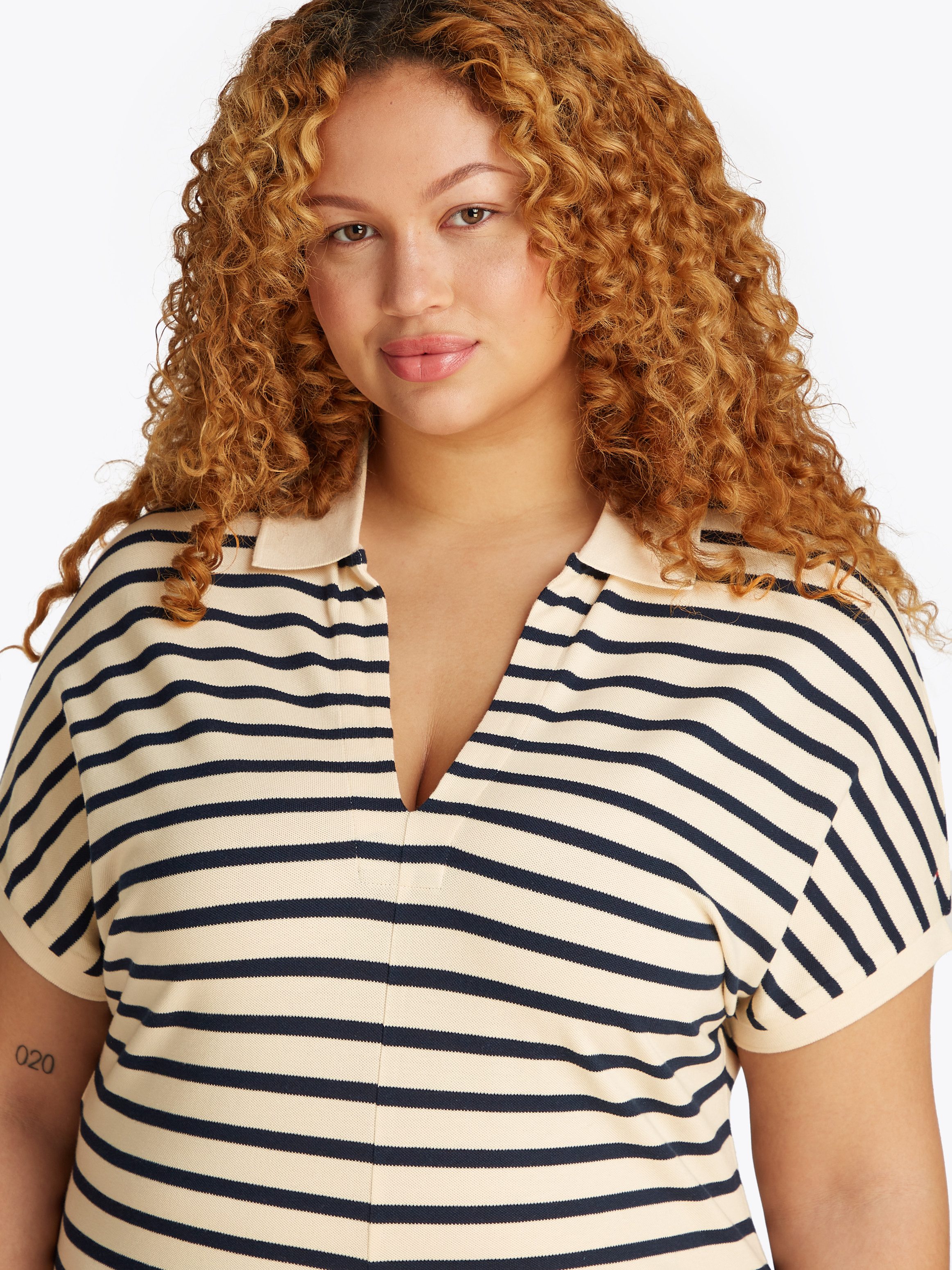 Tommy Hilfiger Curve Midikleid CRV LYOCELL OPEN-NK MIDI DRESS in Großen Grö günstig online kaufen