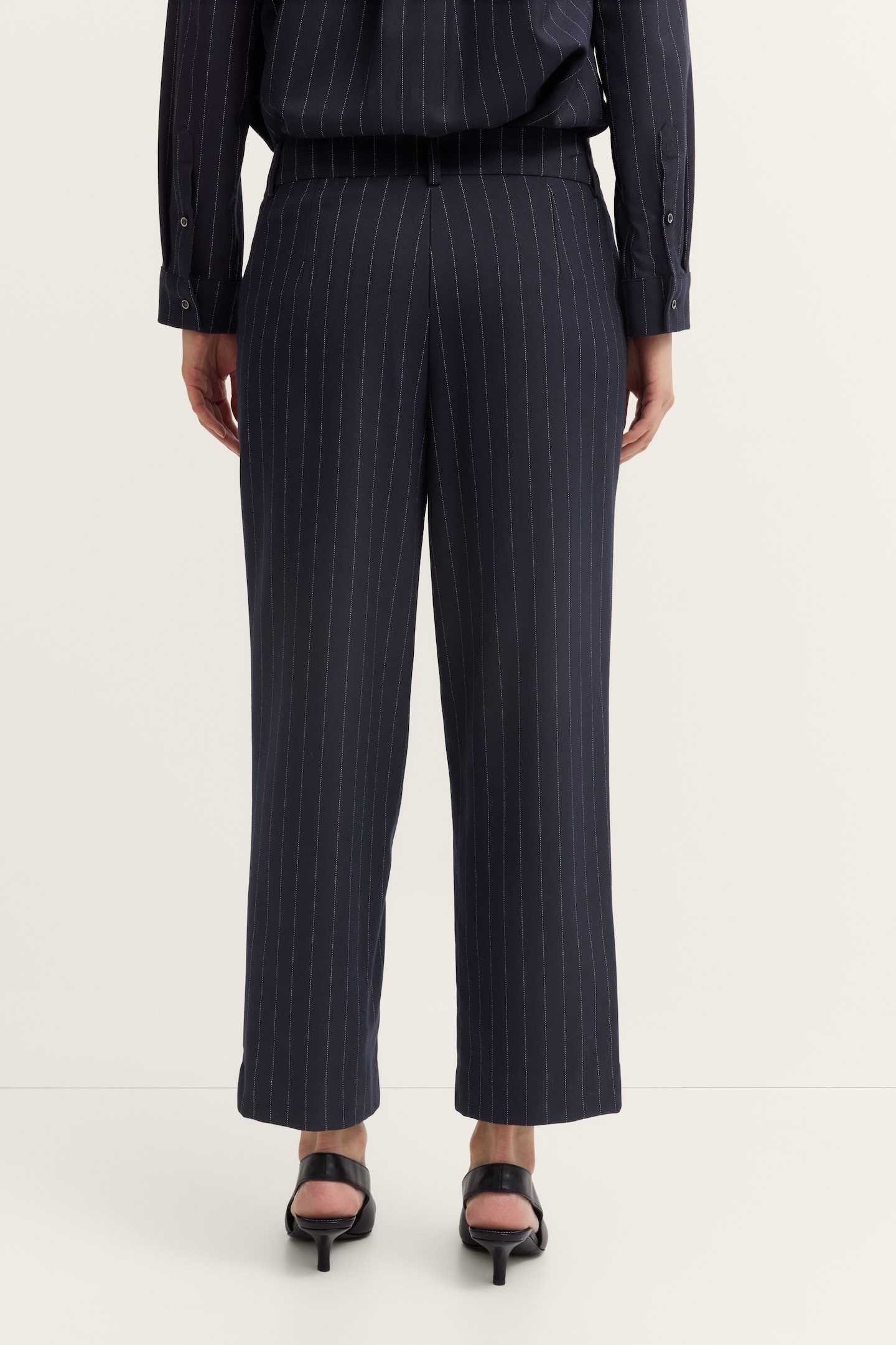 bugatti Bundfaltenhose elegant mit Nadelstreifen und Stretch