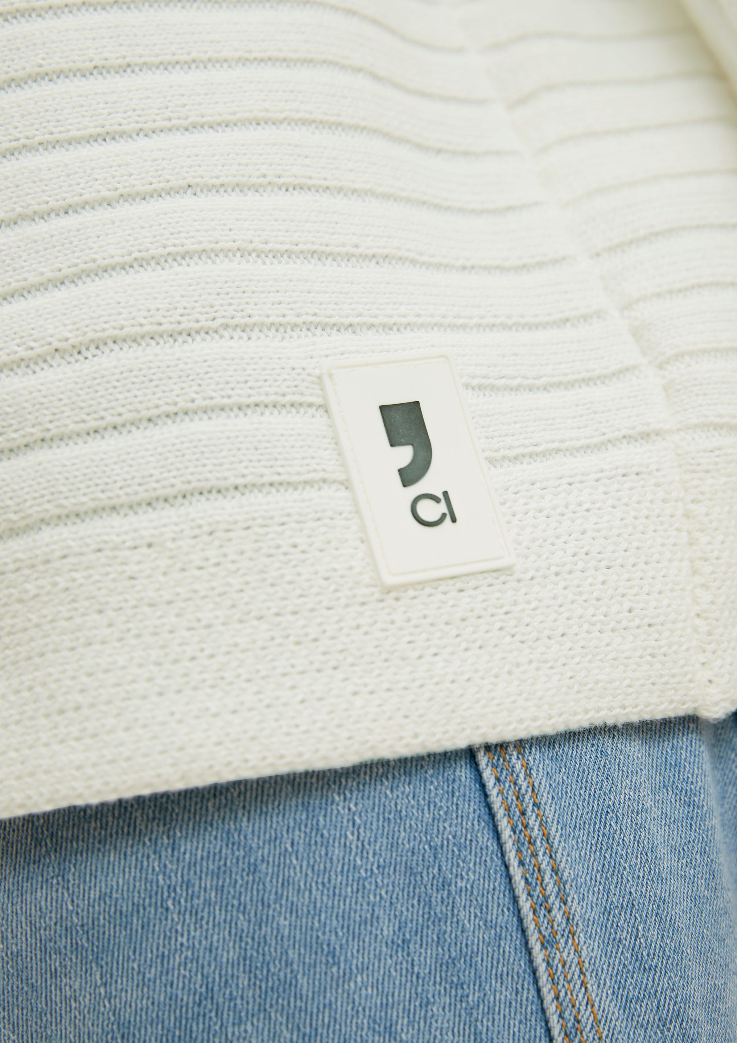 Fledermausärmeln casual mit weiß Langarmshirt Label-Patch Pullover comma identity