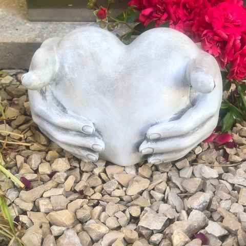 Radami Gartenfigur Herz in Hände Skulptur Grabschmuck Grab Dekoration