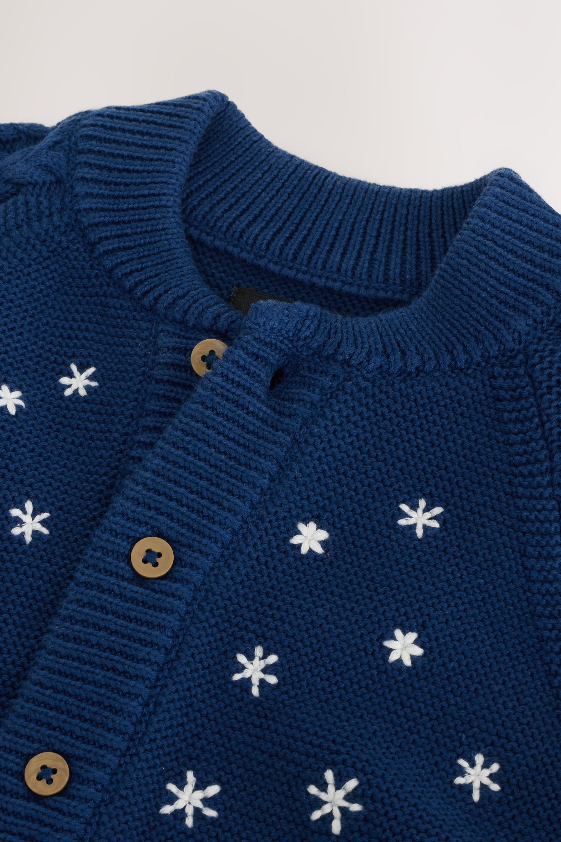 Next Strickjacke Strickjacke mit weihnachtlichem Muster (1-tlg)