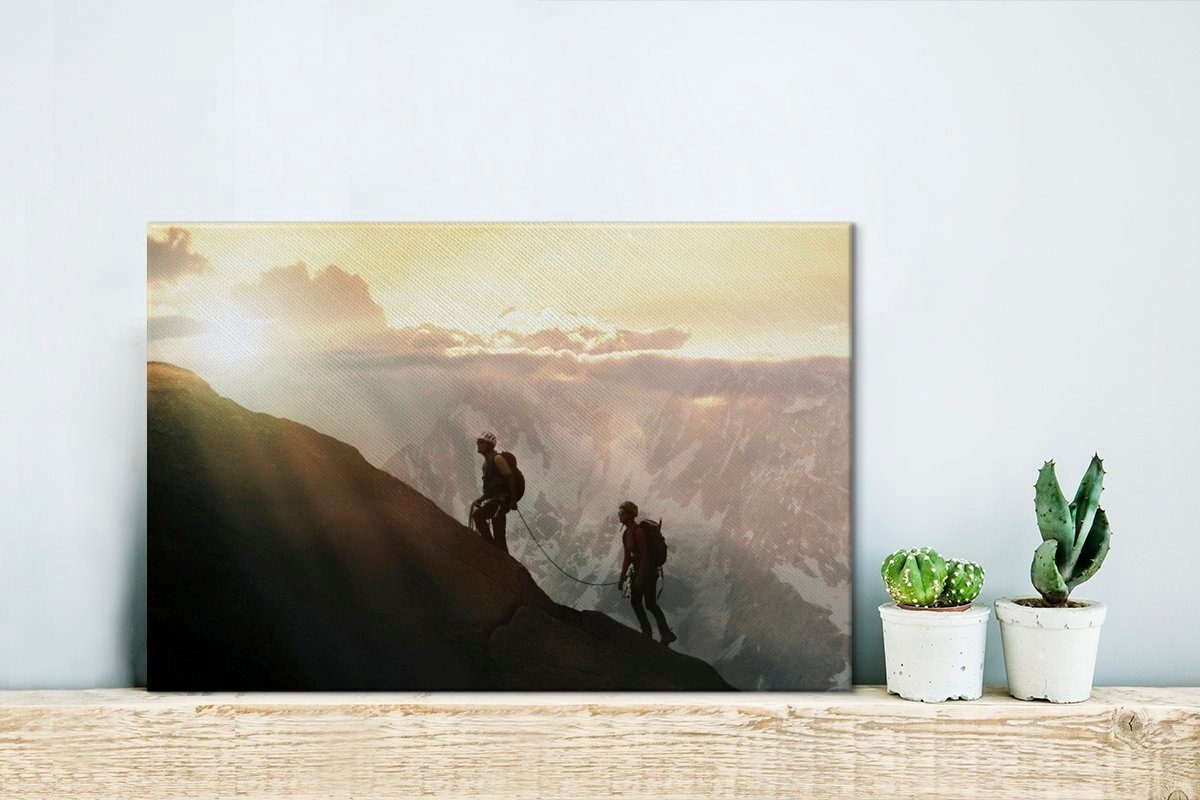 OneMillionCanvasses® Leinwandbild 30x20 (1 Aufhängefertig, Berg Wanddeko, Bergsteiger erklimmen bei Wandbild cm Leinwandbilder, St), Sonnenuntergang