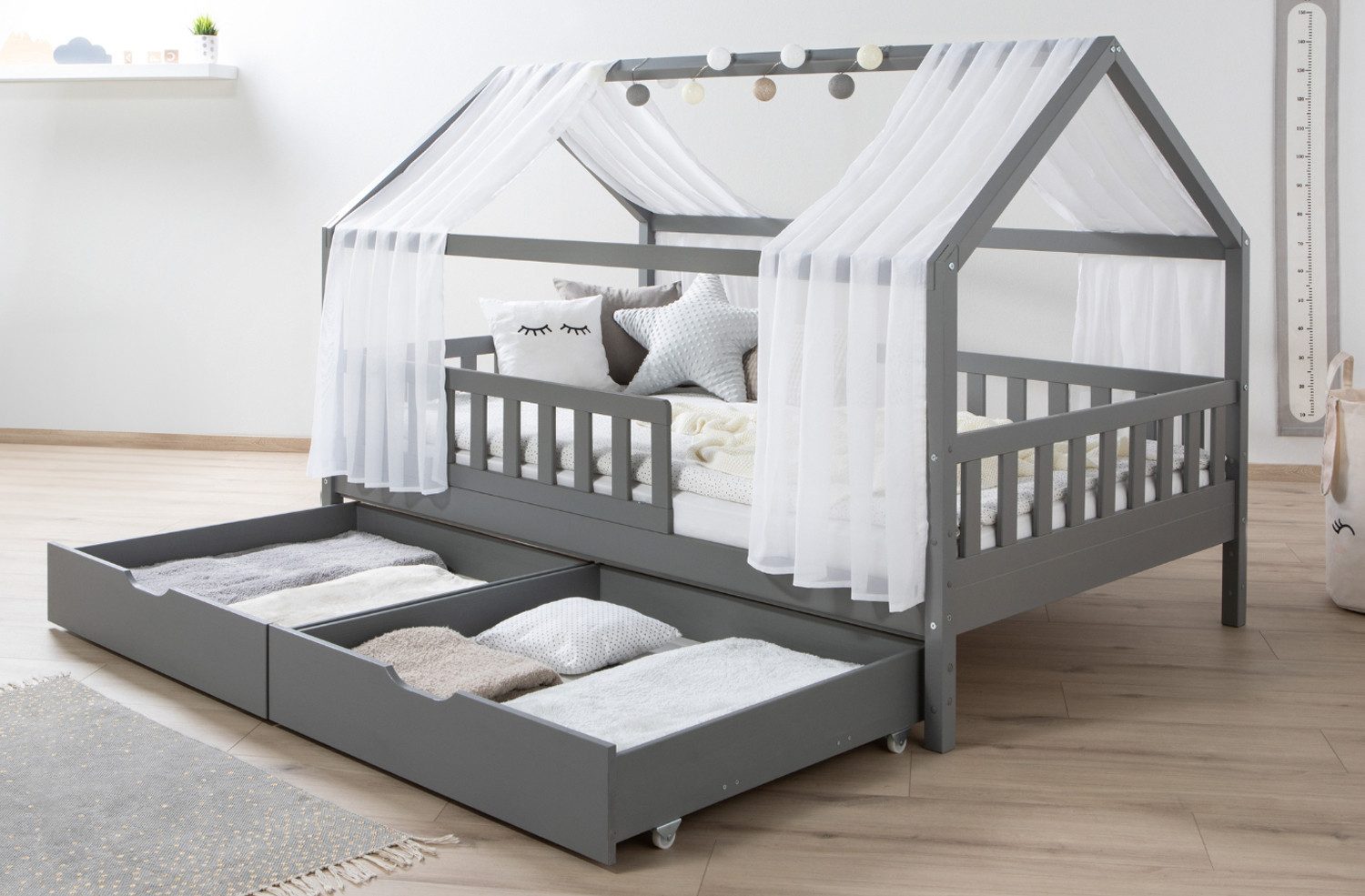 Ticaa Hausbett Kim mit Rausfallschutz und Schubkasten aus Kiefer, Kinderbett 90x200, inkl. Tüll-Set, mit Rollrost