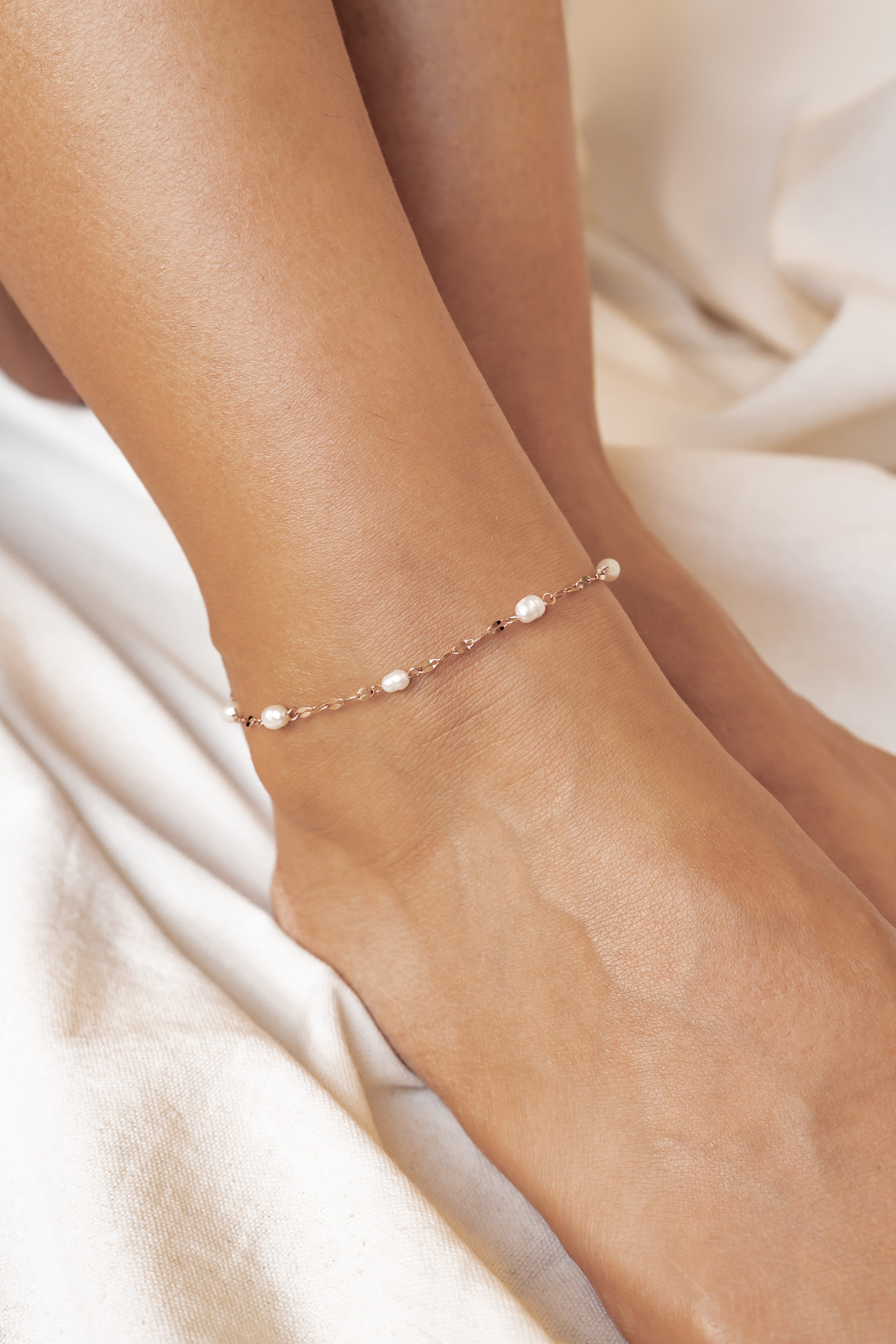 Hey Happiness Fußkette mit Süßwasserperlen – Edelstahl, Damen Fußschmuck vergoldet, verstellbares Sommer-Fußkettchen für Strand und Pool – Bild 3 von 5