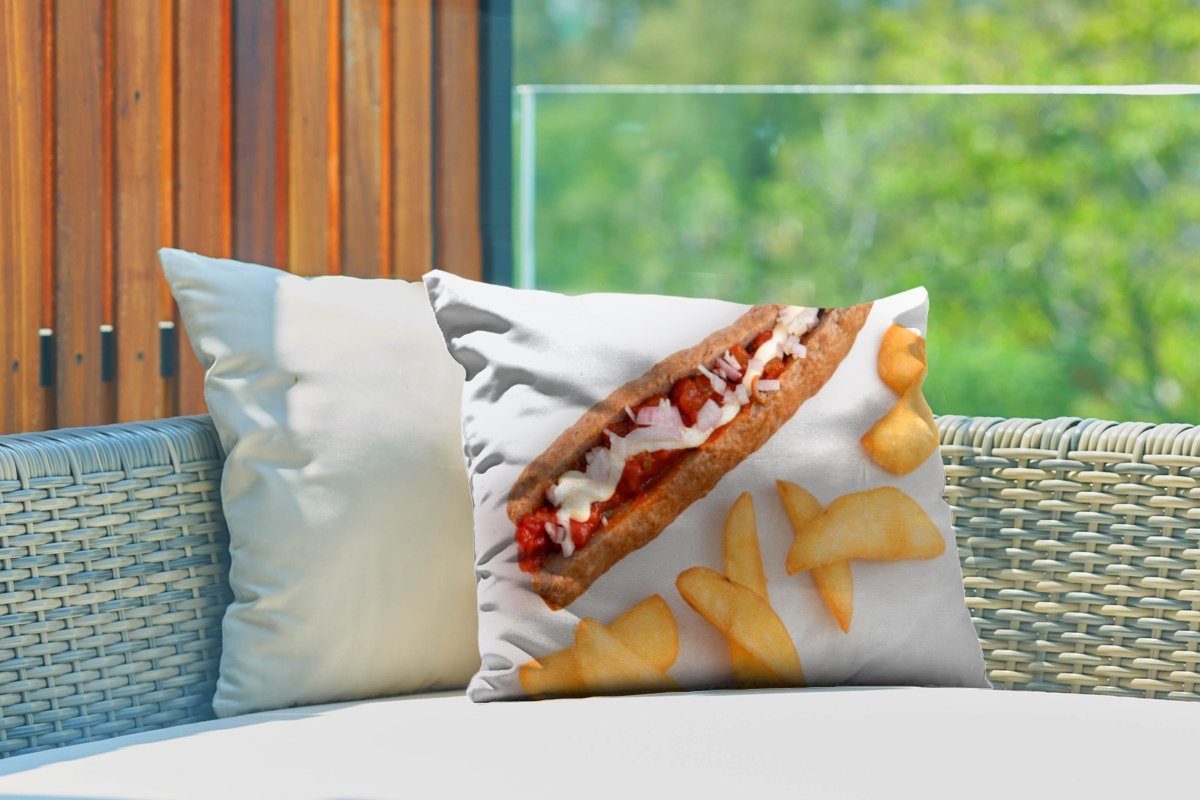 MuchoWow Dekokissen Gesegnete Frikandelspezialität Kissenhülle Polyester, Pommes frites auf einem weißen, Outdoor-Dekorationskissen, Dekokissenbezug, mit