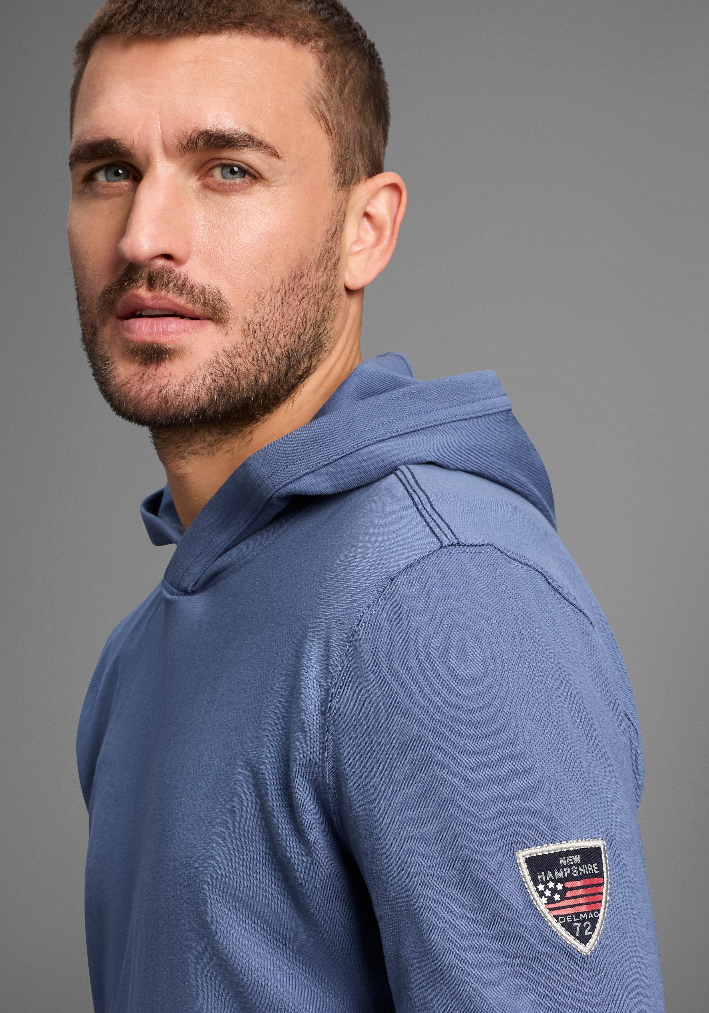 DELMAO Kapuzenshirt Neue Kollektion mit Badge am Ärmel günstig online kaufen