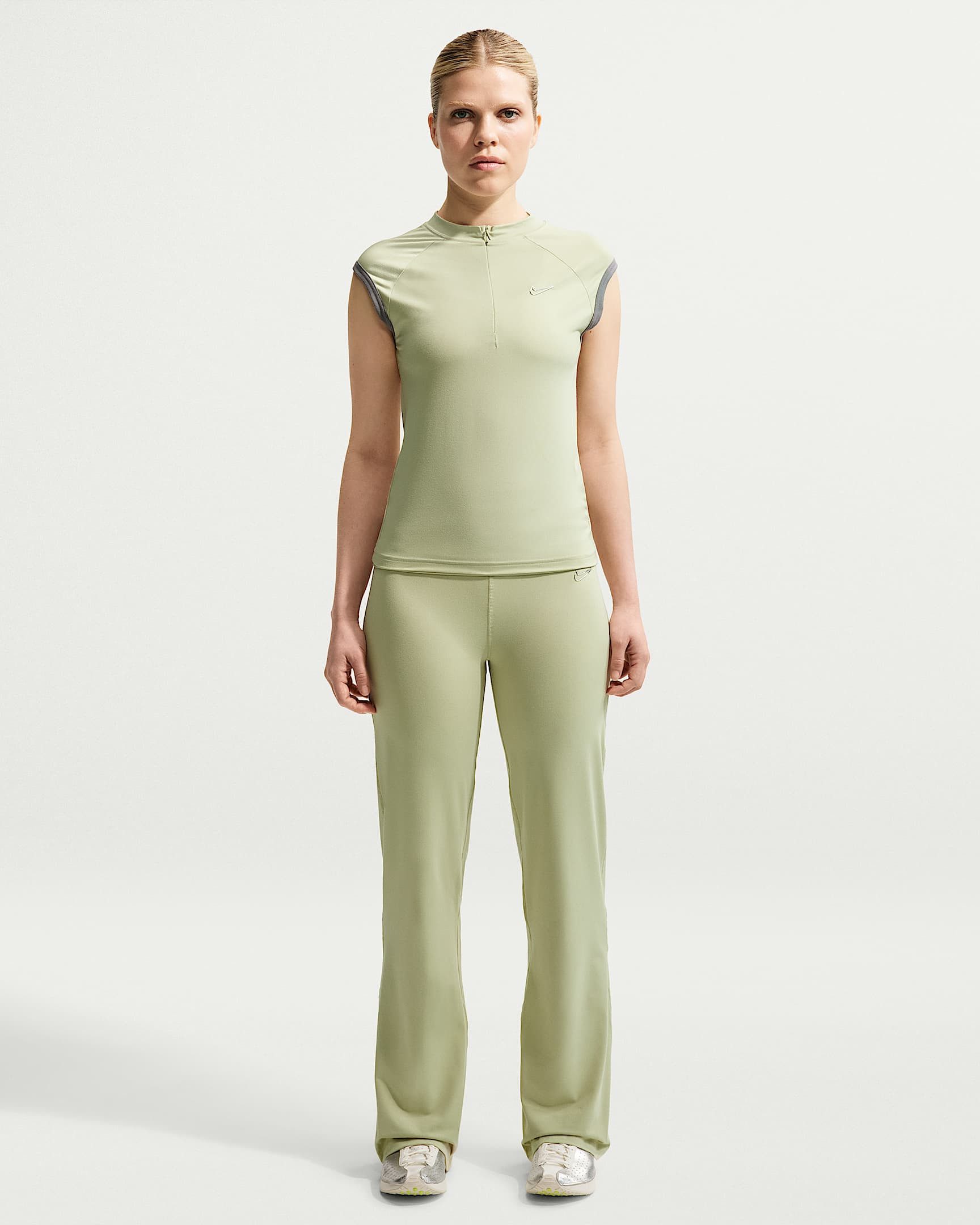 Nike Sportswear Sporthose W NK FLARED PANT GLS mit ausgestelltem Bein, aus Polyester und Elasthan