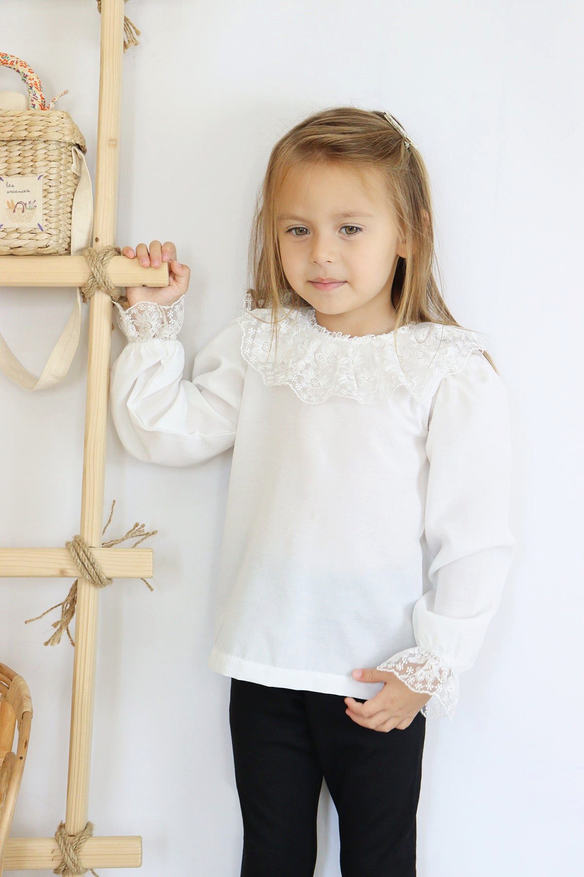 Parla Kids Langarmshirt Weißes Langarmshirt mit Spitzendetails am Kragen und an den Ärmelenden – Bild 2 von 5