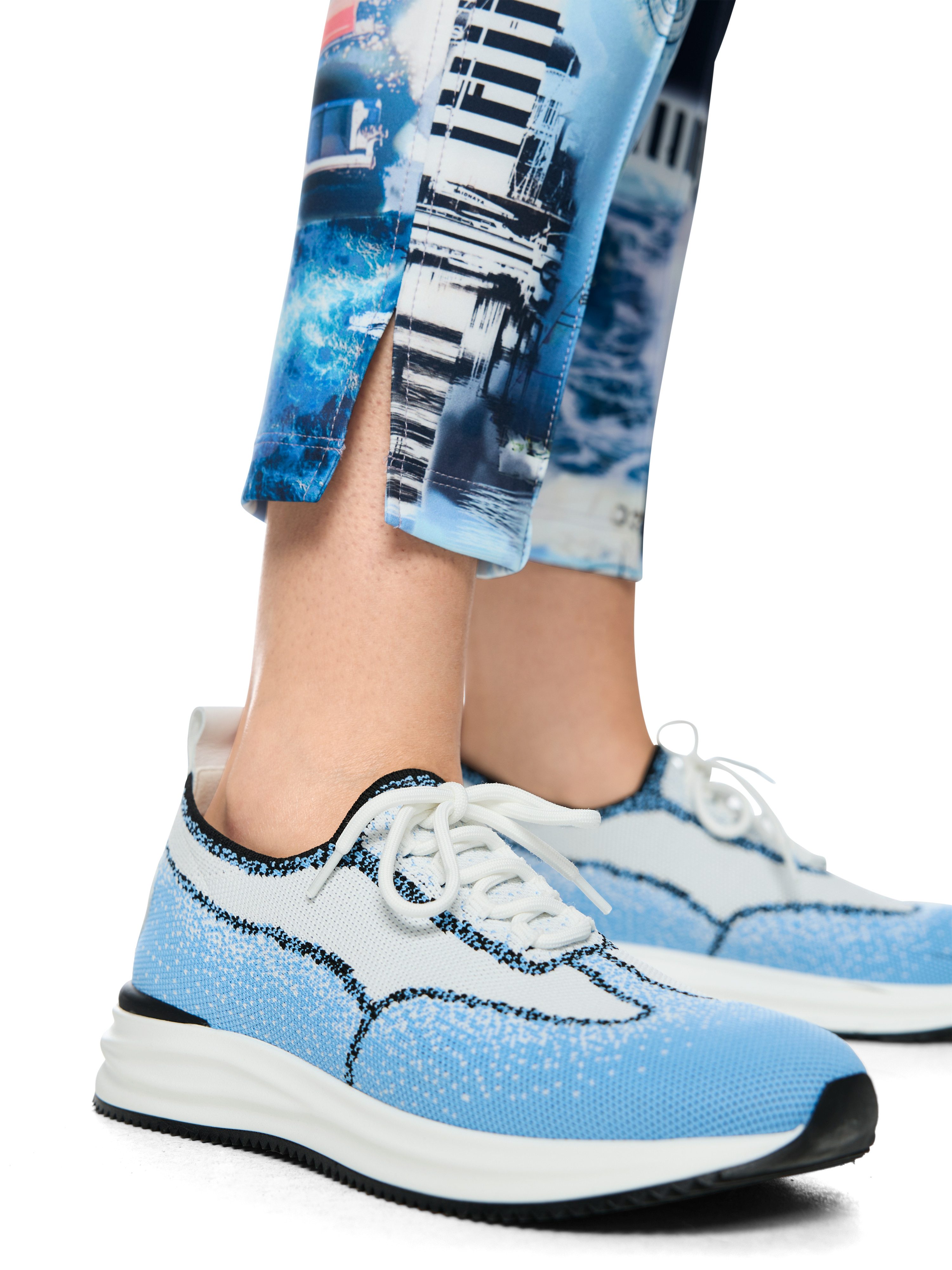 Marc Cain Leggings Salty Breeze Premium Damenmode Model Sofia mit Print